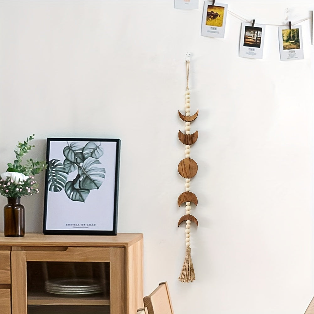 Деревянная настенная подвеска с фазами луны и декором из венка с бусинами.