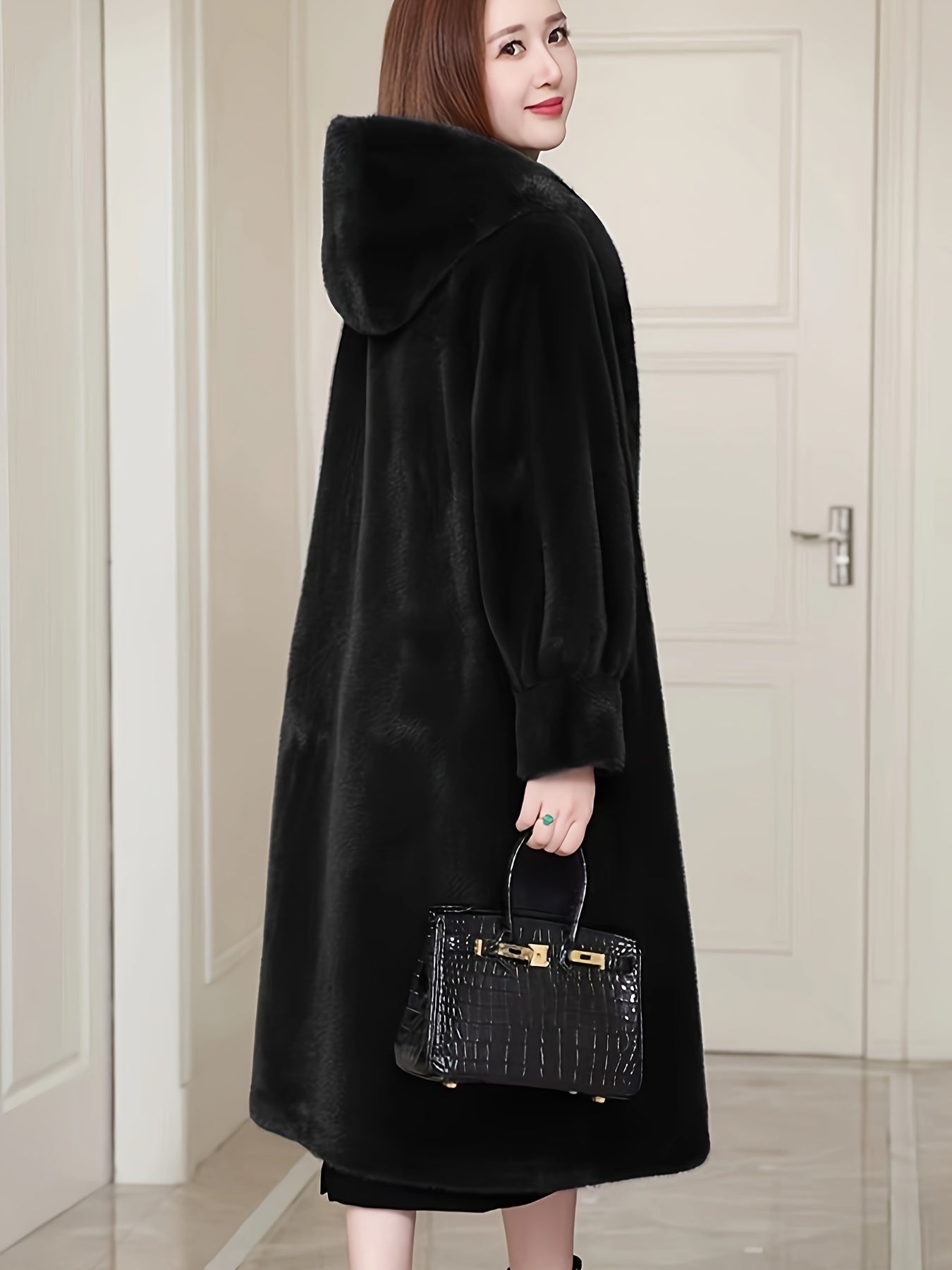 Klassik uslubda, uzun uzunlikda, raglan yenglari, ozgina cho'ziluvchanligi, bir rangli, kengaytirilgan pastki qismi va to'qilgan mato bilan polyester aralashmasidan tayyorlangan plus o'lchamdagi soxta mo'yna kaputli palto, kuz/qish kolleksiyasi uchun.