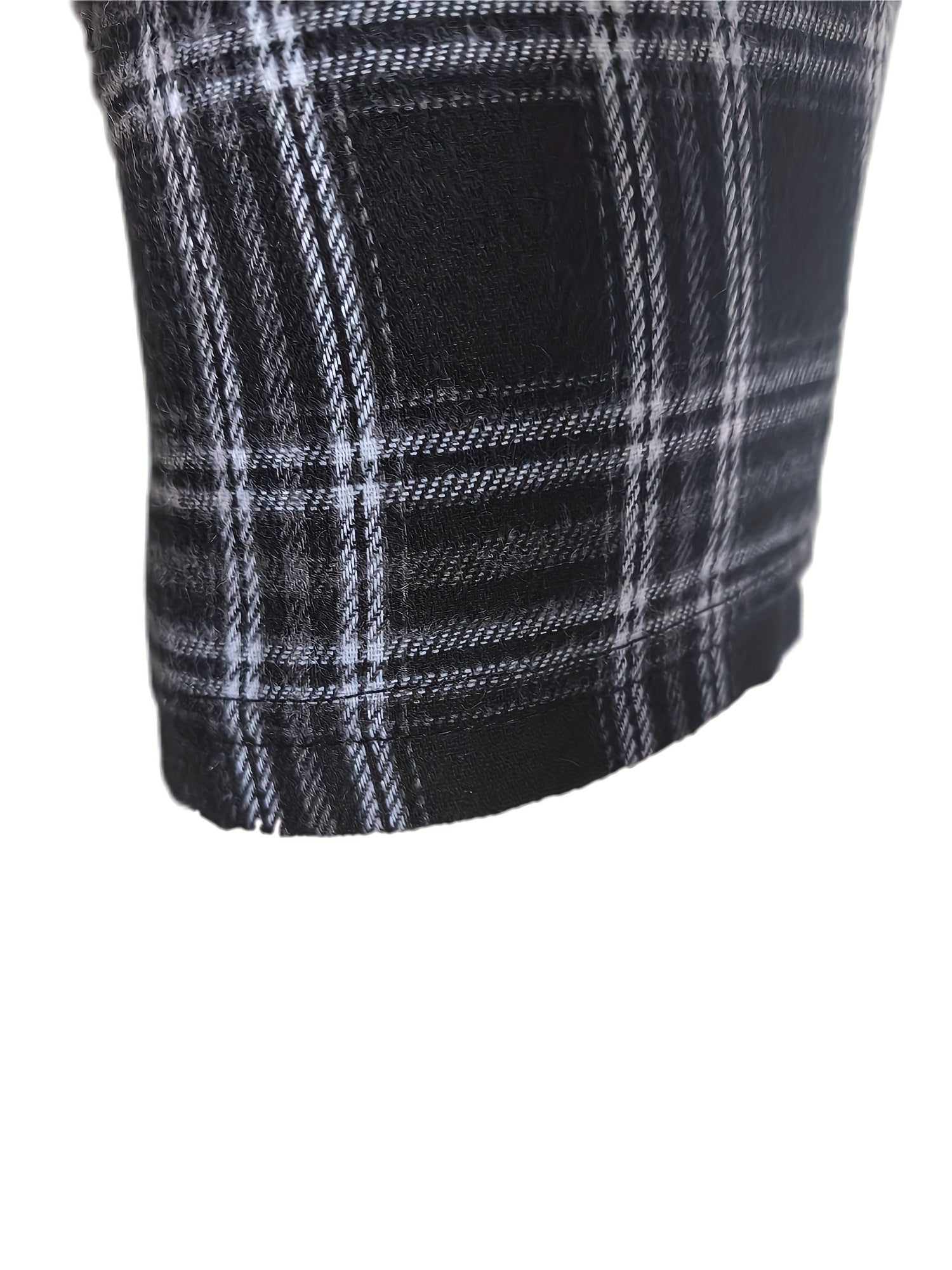 Katta o'lchamdagi erkaklar uchun qora va oq tekis naqshli tasma shimlar, to'g'ri kesimda, barcha mavsumlar uchun mos keladigan cho'zilmaydigan polyesterdan tayyorlangan va cho'ntaklar bilan ta'minlangan.