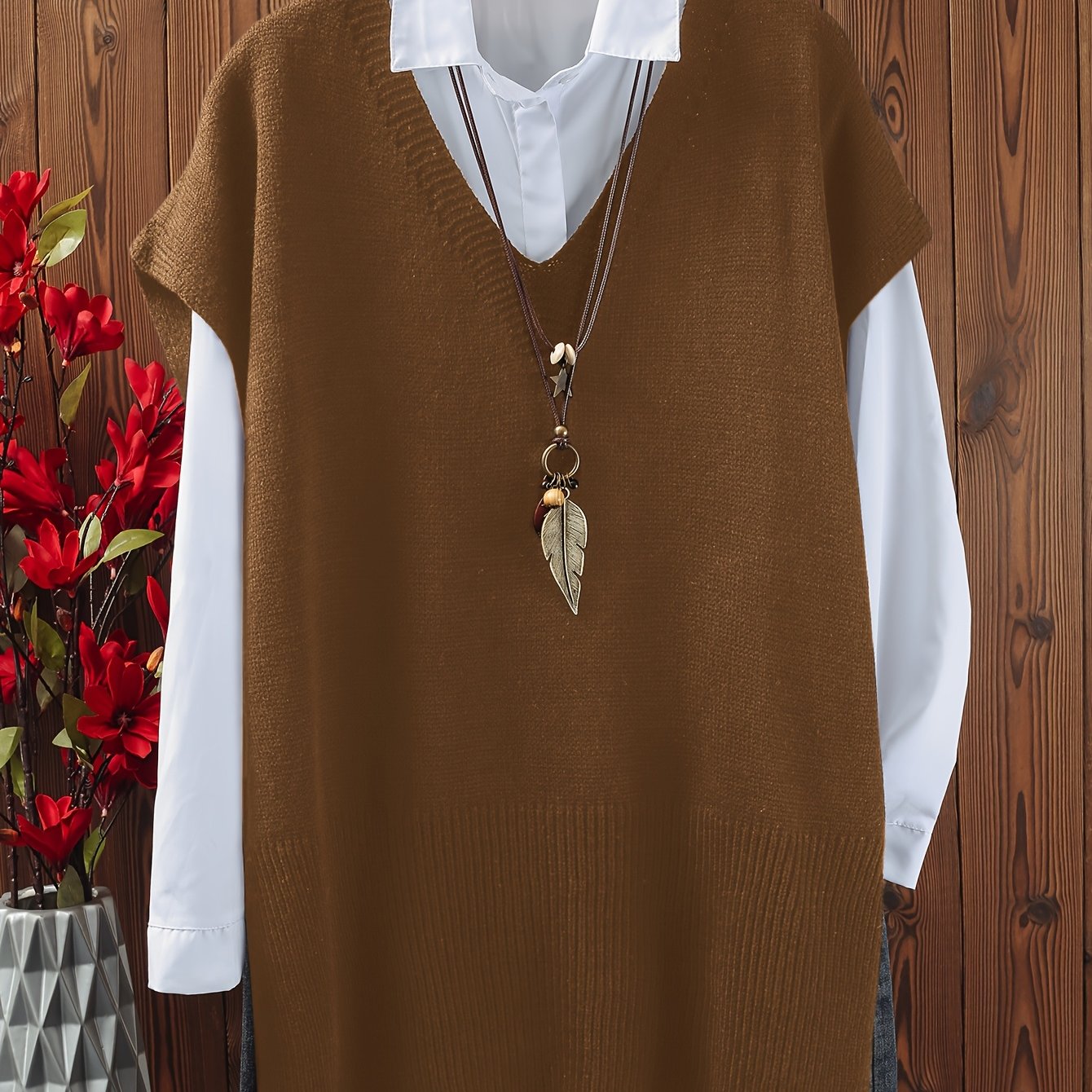 Katta o'lchamdagi ayollar uchun yirtqichlari bo'lgan bir rangli V-yuqori pullover.