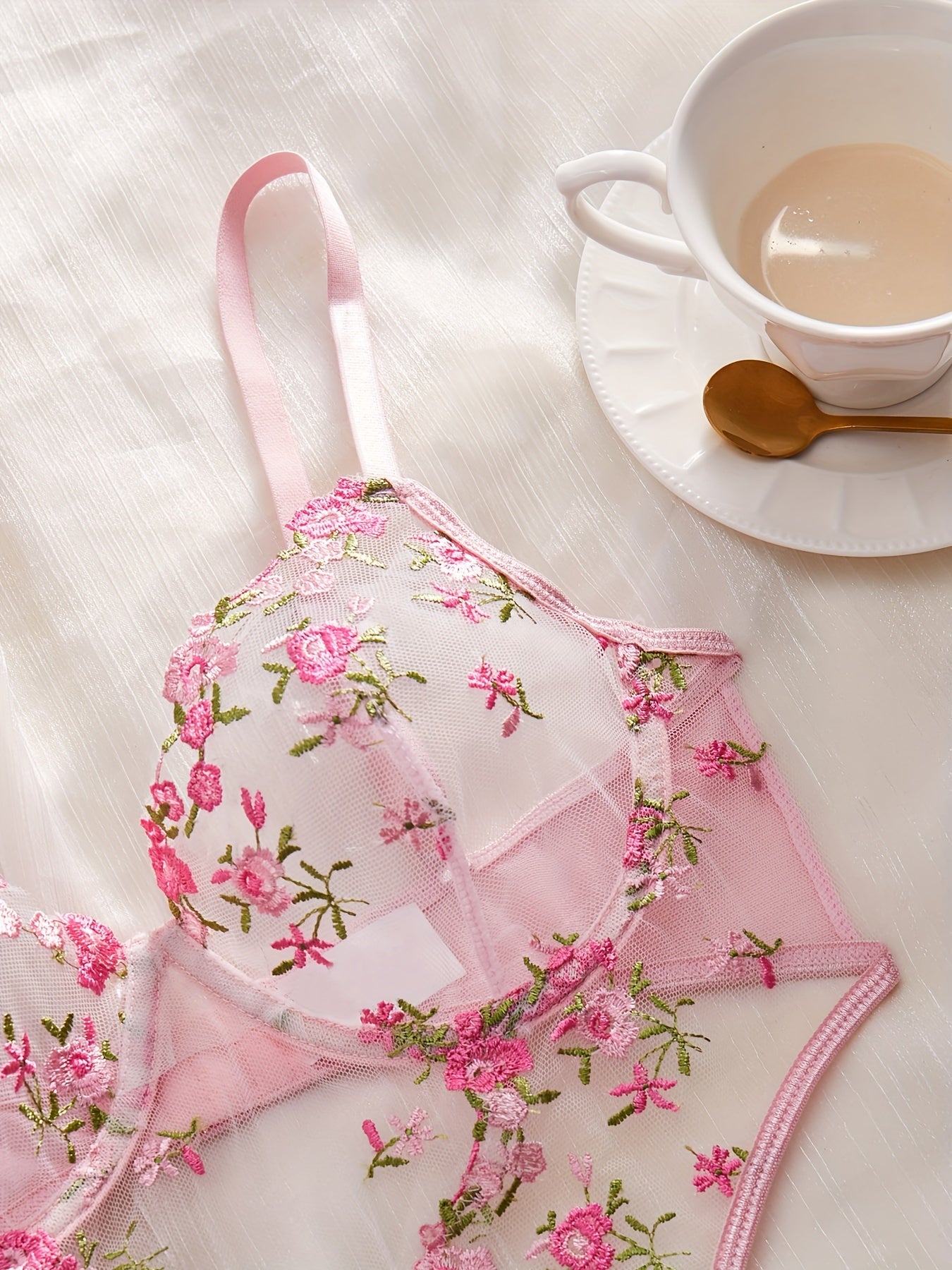 Qora rangli zamonaviy bodysuit, qizil gullar bilan bezatilgan, V-shakl, yuqori bel, va shaffof to'r mato. Ayollar uchun mukammal, faqat qo'l bilan yuvish.