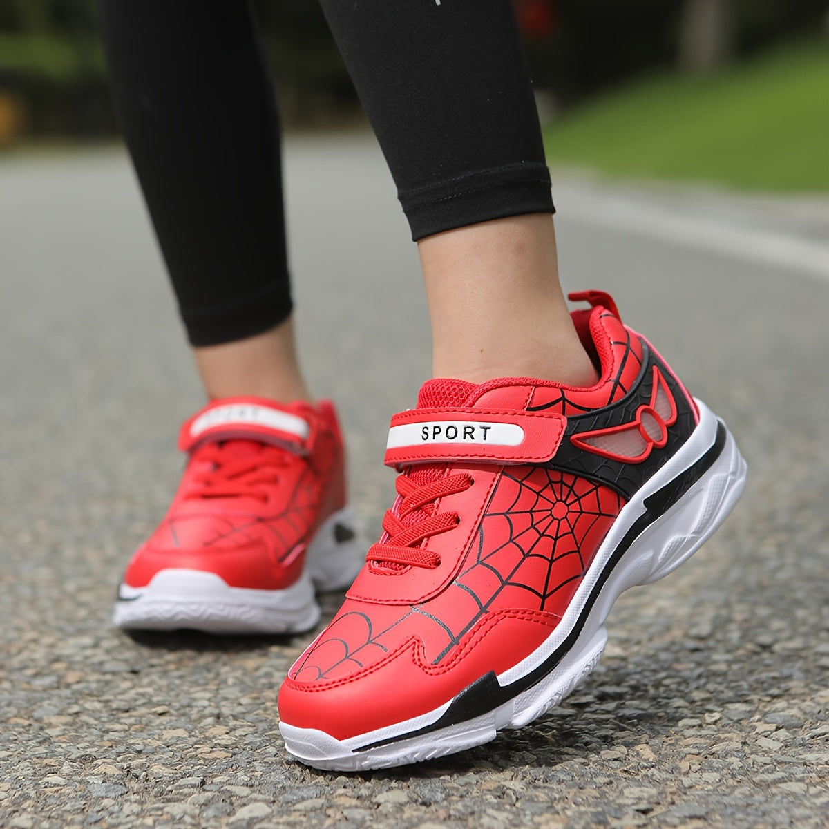 Bolalar sport krossovkalari multfilm to'siq dizayni bilan, engil va nafas oladigan, o'g'il va qizlar uchun mos. Yil davomida ochiq havoda faoliyatlar uchun ideal.