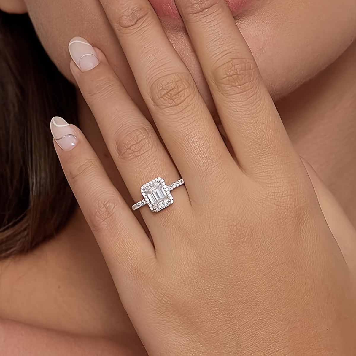 Ayollar uchun nafis 925 sterling kumush qoplamali moissanite to'y uzugi, ajoyib 2 karatli smaragd kesimli tosh bilan, abadiy sevgi ramzi bo'lgan va'da uzugi. Gippoallergen materiallardan tayyorlangan, ushbu to'y halqasi sertifikat bilan birga keladi va