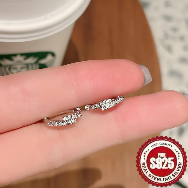 1 juft zamonaviy, retro S925 sterling kumush sirg'alar, sintetik Zirconia toshlari bilan ikki qatorli geometrik tartibda, hashamatli va zamonaviy ko'rinish uchun nafislik bilan.