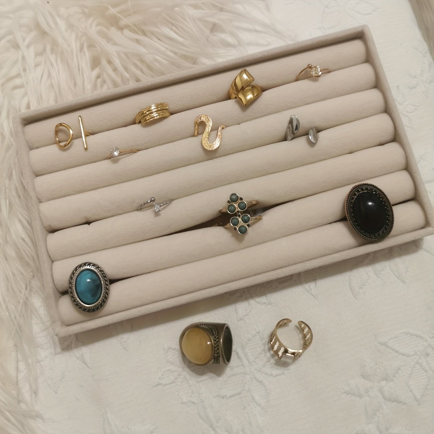 Zargarlik buyumlarini ko'rsatish uchun stol usti saqlash uchun taxta, quloq taqichlari, uzuklar va bilaguzuklar uchun