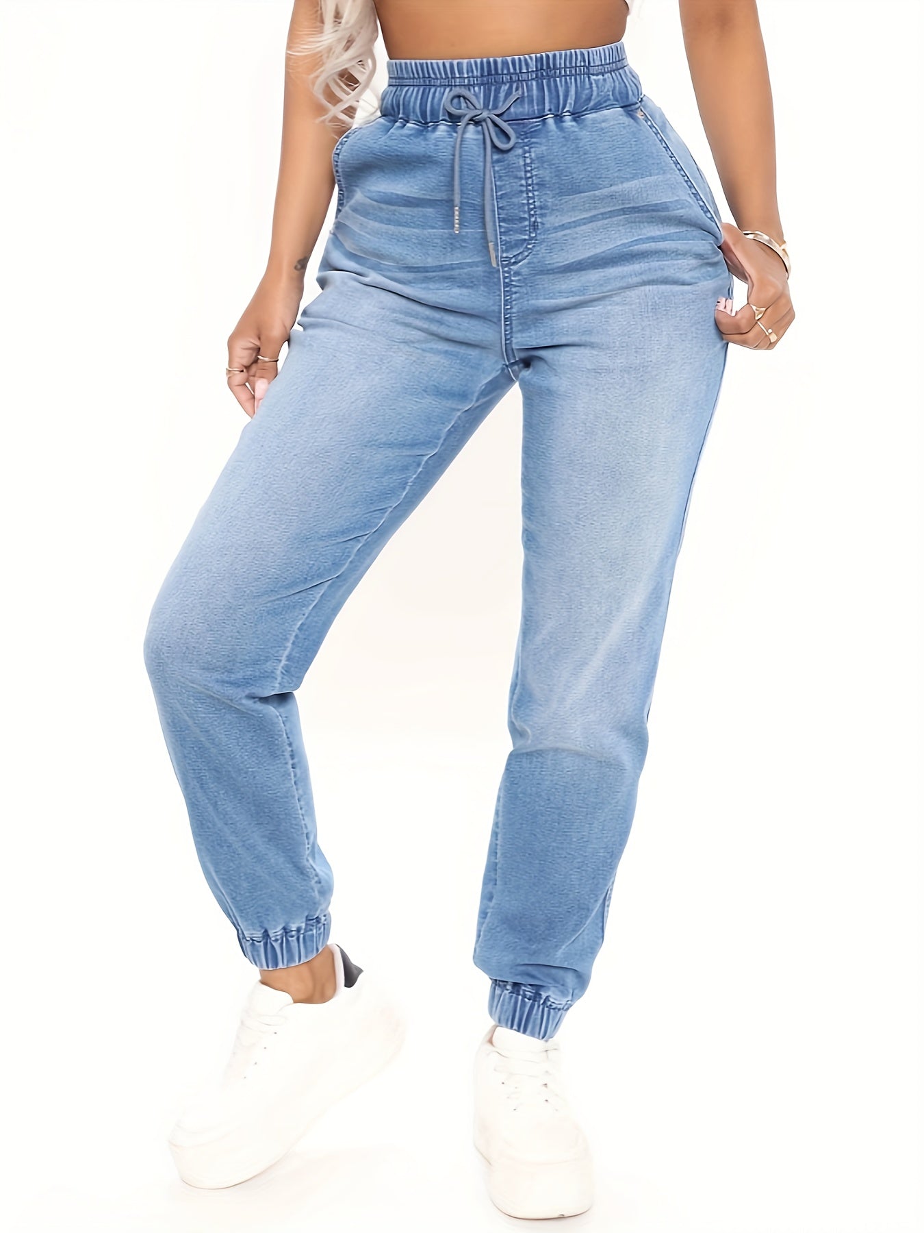 Ayollar uchun plussiz o'lchamdagi tortishqichli jogger jinsilar, elastik bel bilan, 65% viskoza, 20% polyester, 14% nylon va 1% spandeksdan tayyorlangan o'rtacha cho'ziluvchan denim, tasodifiy dam olish kunlari uchun mukammal.