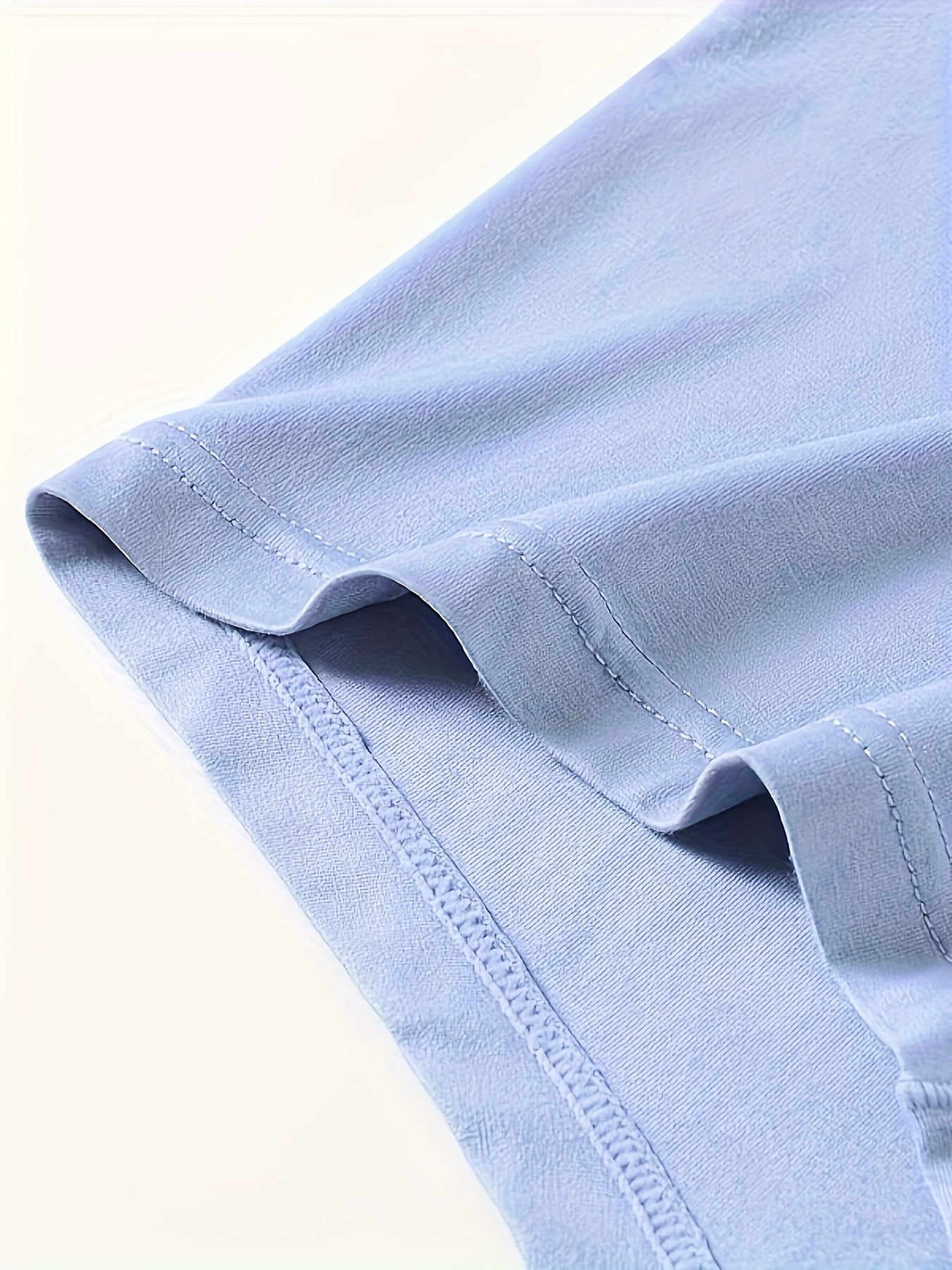 Erkaklar uchun qora rangdagi U-Concave cho'ntak va fil burun dizayni bilan bokser shortlari.