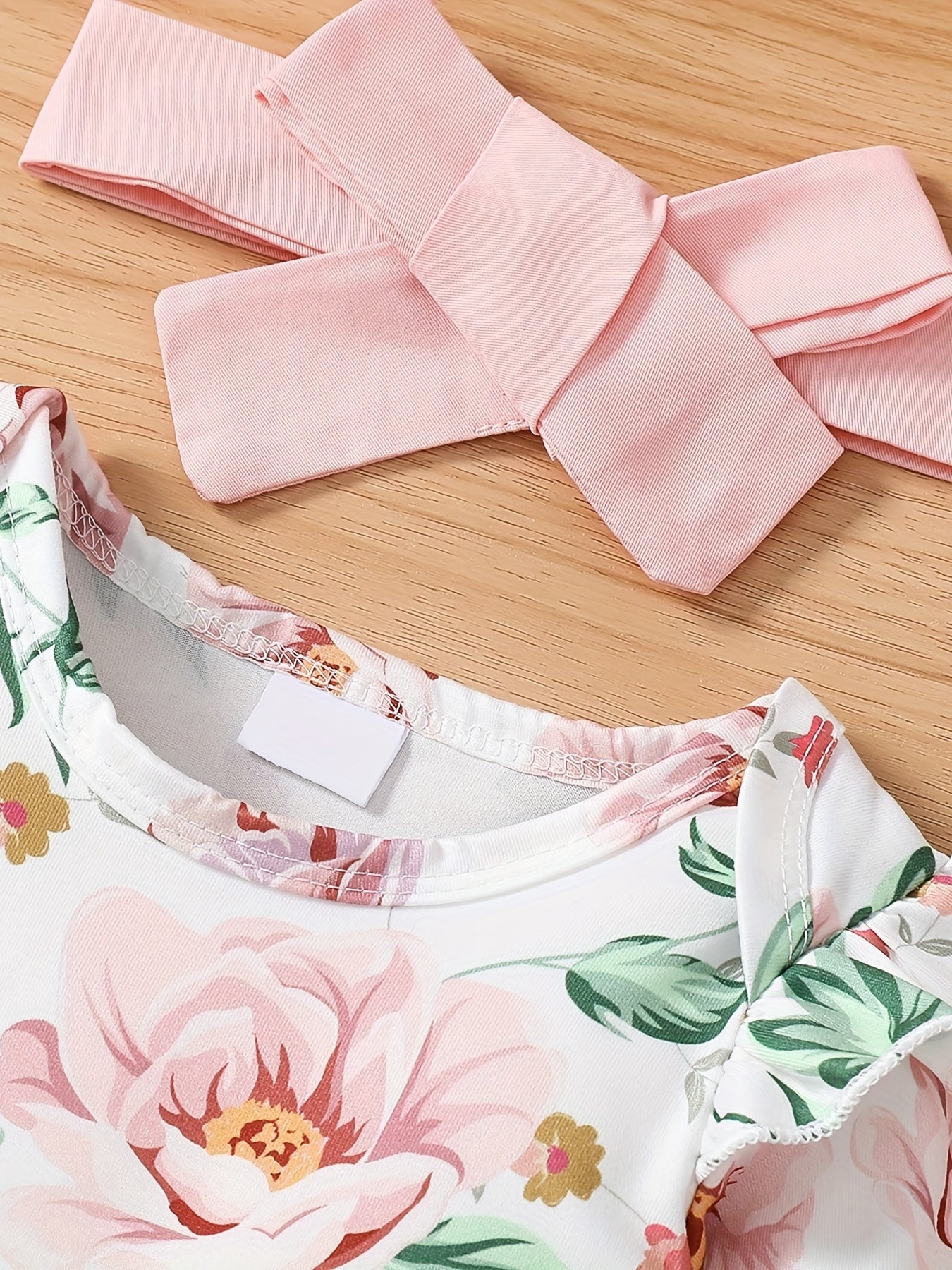 Qizlar uchun 3-qismli paxta to'plami, cho'ziladigan kamarli cho'ntakli shimlar, ruffle yelkalari bilan gullar naqshidagi uzun qo'lqonli romper va kamonli boshbandni o'z ichiga oladi. Bahor/kovakda ochiq havoda kiyish uchun mukammal.