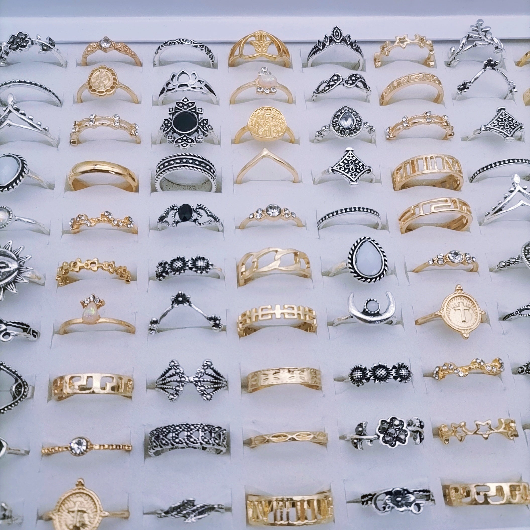 30 ta Boho barmoq uzuklari to'plami, gullar naqshiga ega, vintage dizayn, ayollar va qizlar uchun kechki partiyadan keyin barlarda taqish uchun mukammal zargarlik bezak.