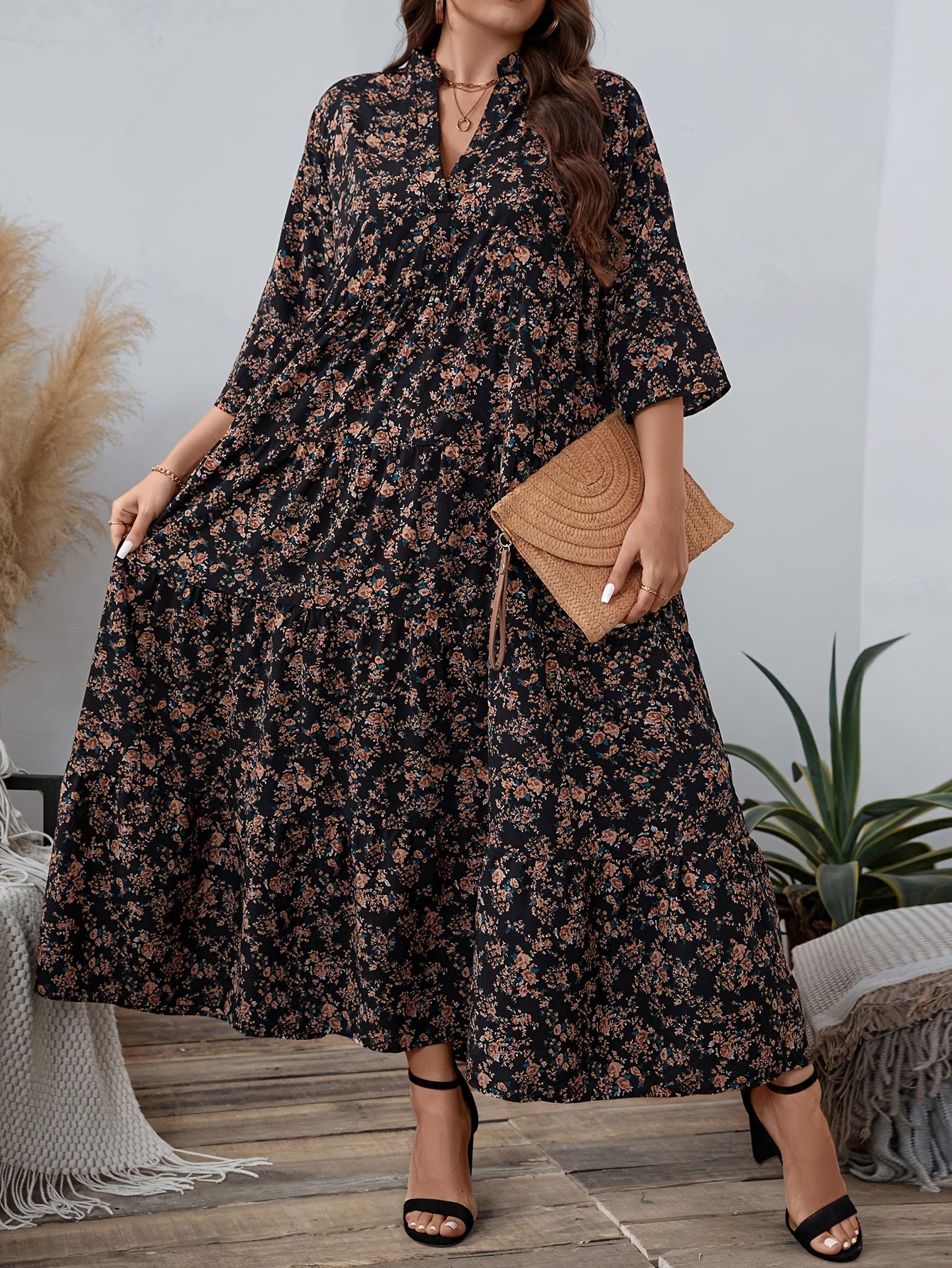 Zarif gullar printi bilan V-yuzi midi ko'ylak, peplum pastki qismi bilan, cho'zilmaydigan polyester matodan tayyorlangan. Har mavsumda foydalanish mumkin bo'lgan ko'p funksiyali uslub.