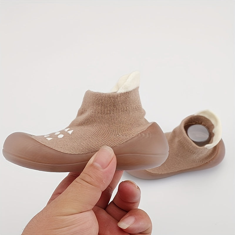 Bola poyabzali yumshoq va qulay birinchi yurishlar uchun, tizzaga qadar bo‘lgan rezina taglik, nuqta bilan to‘ldirilgan mato