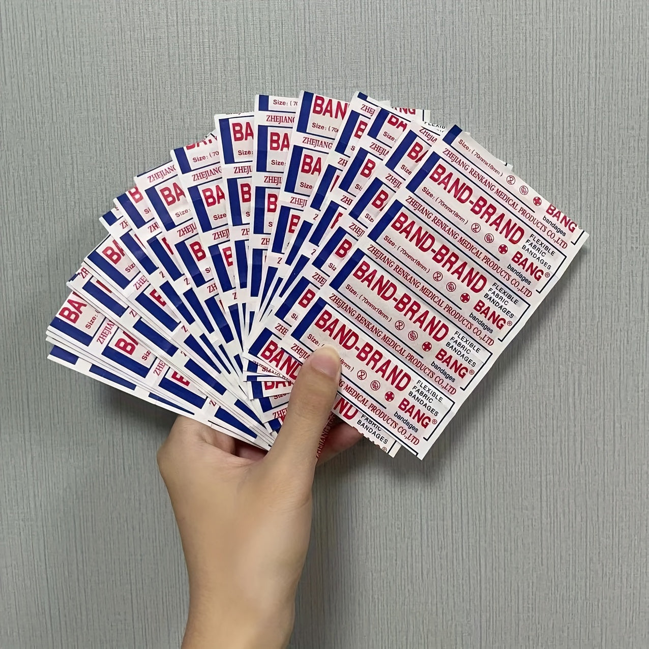 Sport va birinchi yordam uchun 100 dona suv o'tkazmaydigan, nafas oladigan, moslashuvchan PE bandajlar