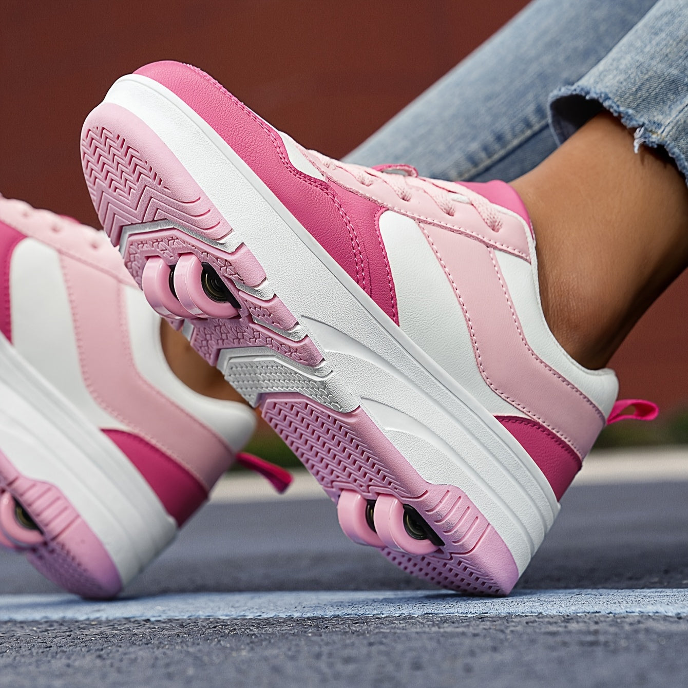 Qizlar uchun klassik qora va oq rolikli konkilar, ajratiladigan g'ildiraklar va nafas oladigan dizayn bilan. Tashqi faoliyatlar va skeytbord uchun mos, yuqori ko'cha uslubi bilan. Shuningdek, quyidagilar sifatida ham kiyilishi mumkin.