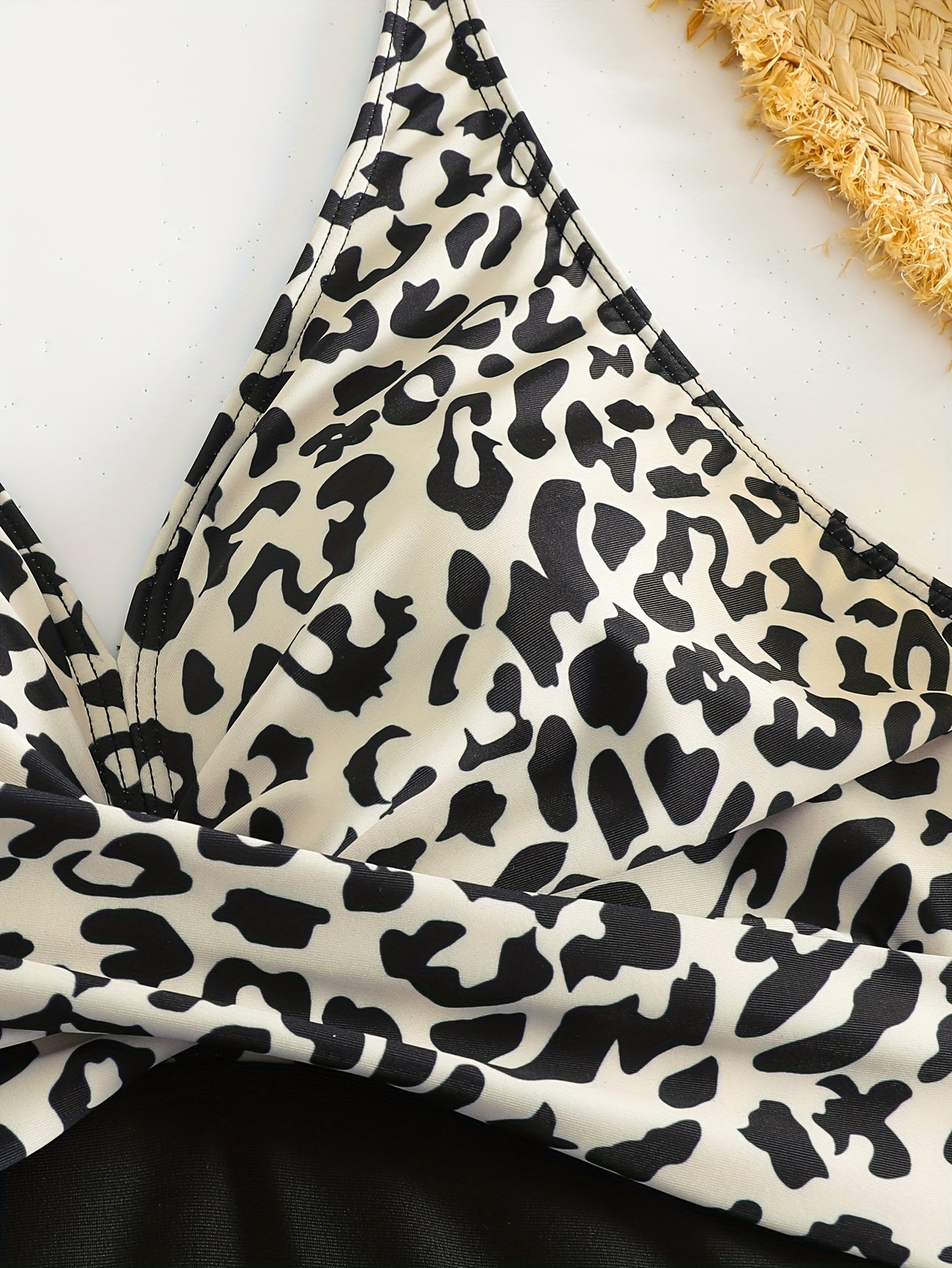 Traje de baño de una pieza a rayas para mujer con corte en twist y diseño halter sin espalda