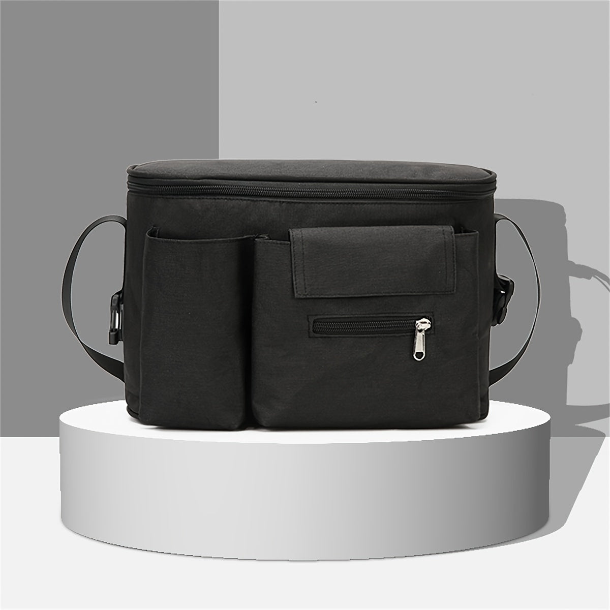 Katta sig‘imga ega, polyester materialdan tayyorlangan, ko‘p funksiyali, saqlash cho‘ntaklari va yelka tasmasi bilan jihozlangan mustahkam, zamonaviy aravachalar tashkilotchisi.