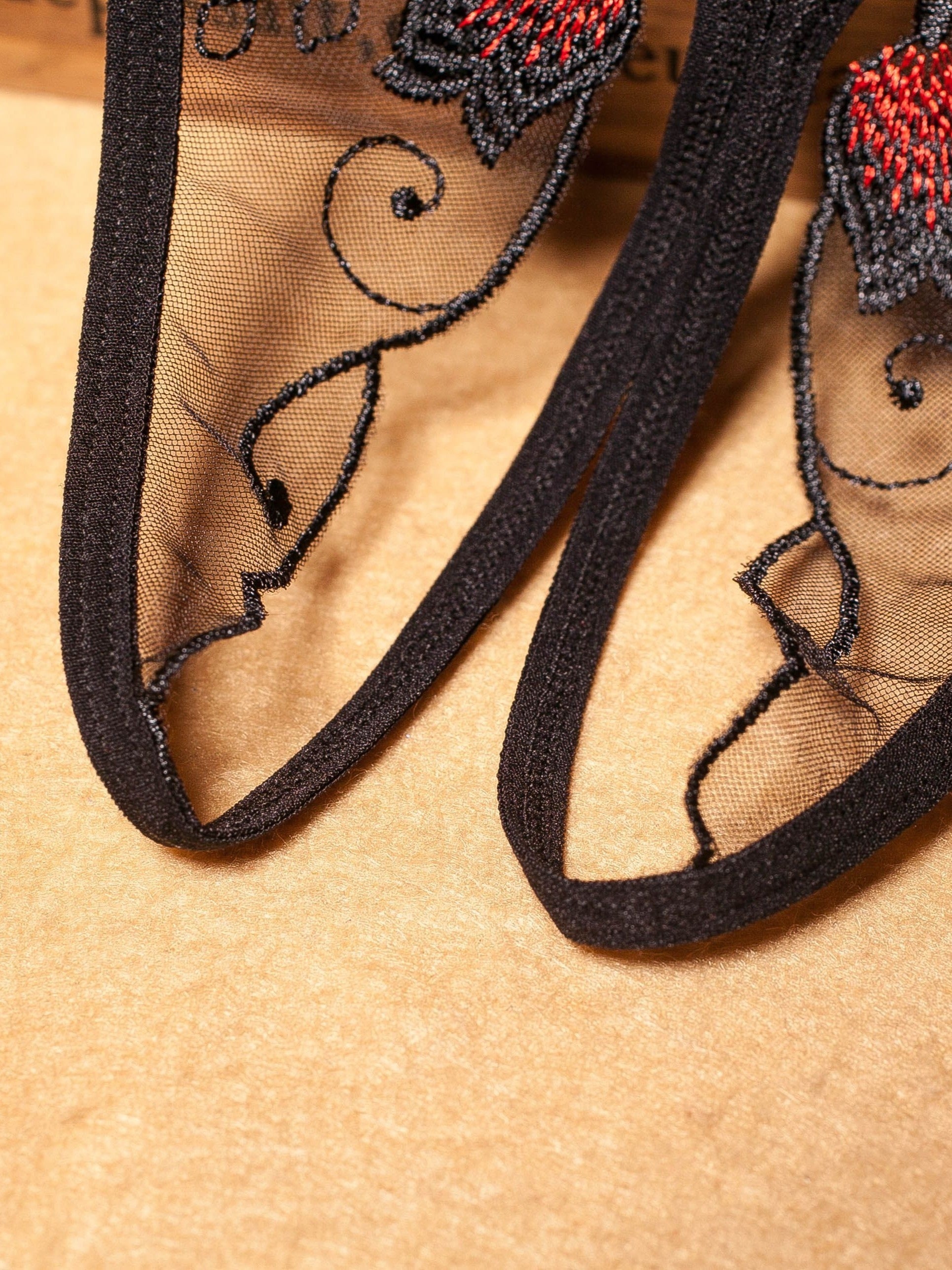 Shaffof to'rda, ochiq qorinli, past belga ega bo'lgan sexy thong shimlar, tikuvli tafsilotlar bilan. Yakkalik yoki 6 ta to'plamda mavjud.