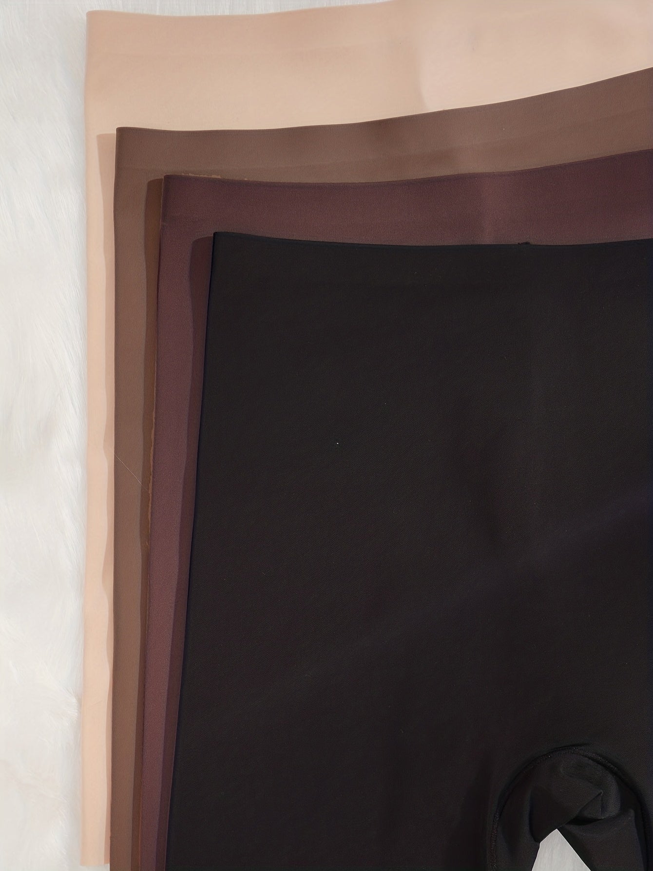 Ayollar uchun yuqori belli xavfsizlik shortlari, bu esa to'siqni ko'taradi va qorin qismini silliq qilib tekislaydi.