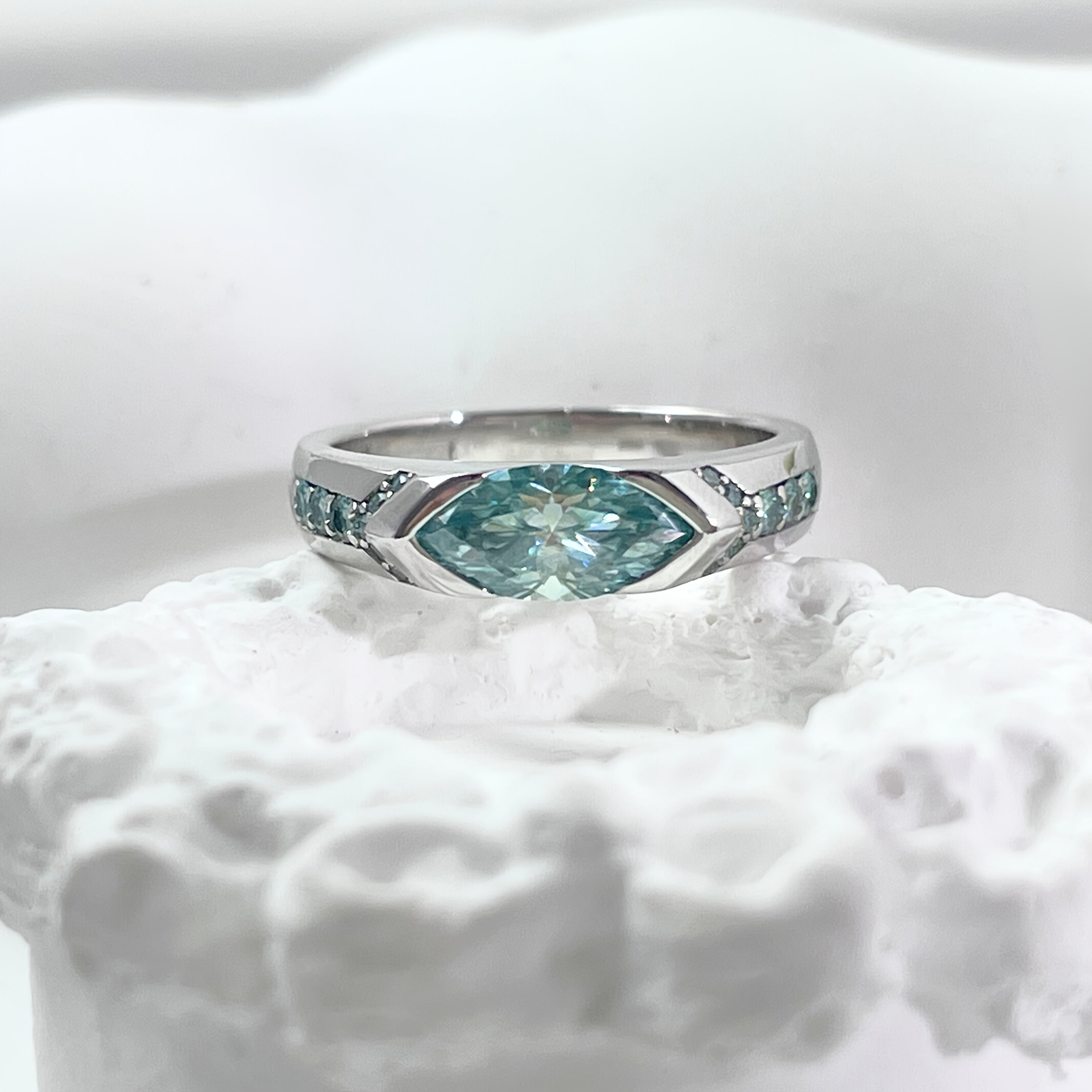 S925 sterling silver moissanite marquise uzuk, kumush qoplamasi va nafis preppy uslubiga ega bo'lgan hashamatli 1 dona. 1.26 karat moissanite toshi bilan va 4.5 gramm og'irlikda, bu uzuk kundalik kiyish yoki quyidagi maxsus tadbirlar uchun mukammaldir.