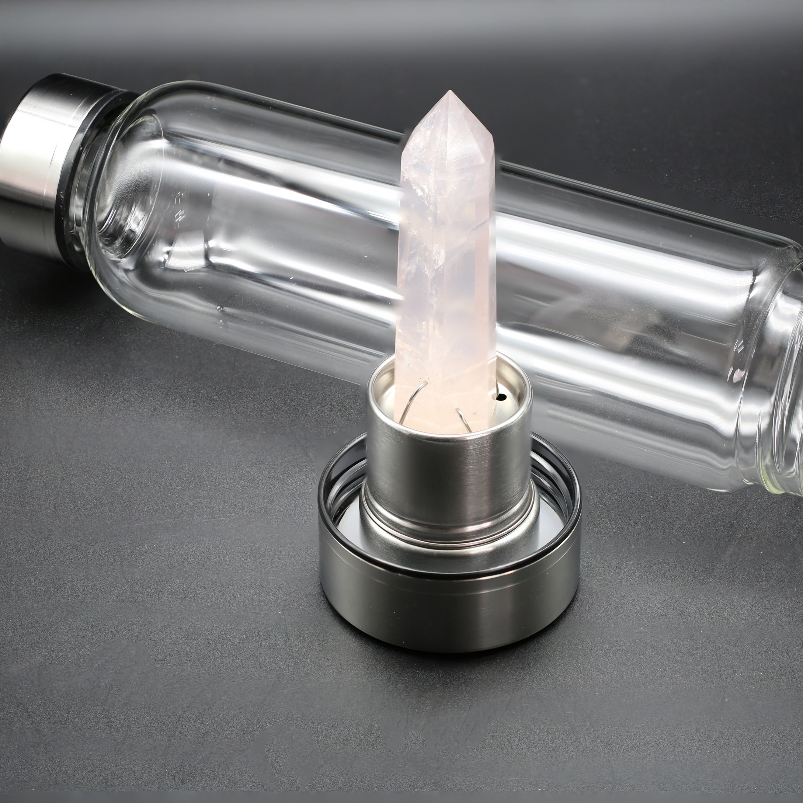 Sun'iy kristal suv shishasi, ametist va oq kristalli cho'zilgan tosh dizayni bilan