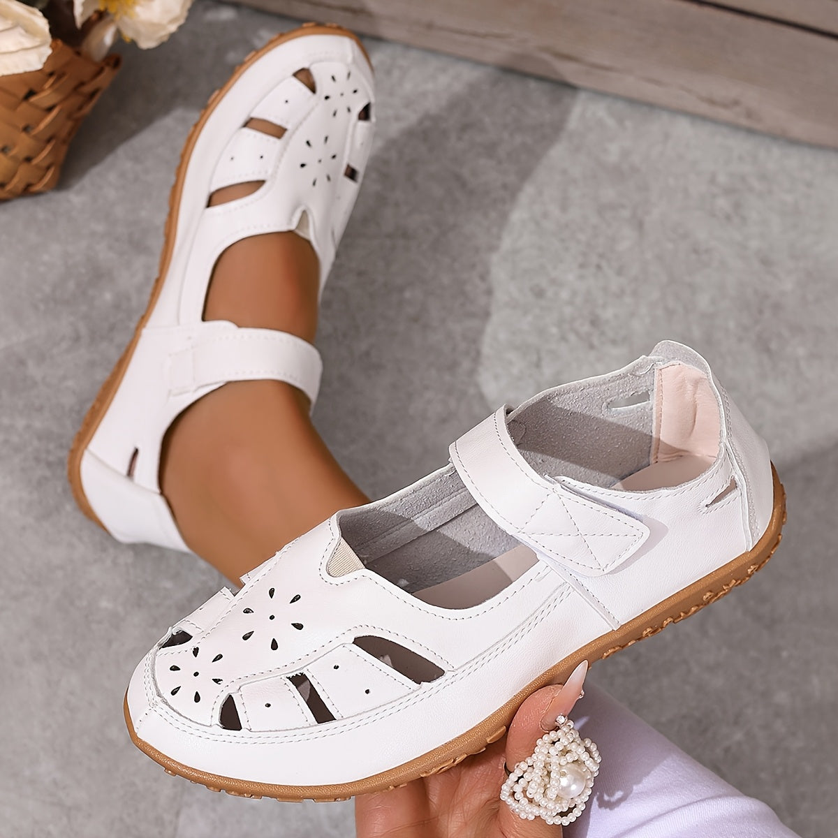 Women's Flat Sandals with Adjustable Ankle Strap Breathable PU Black White