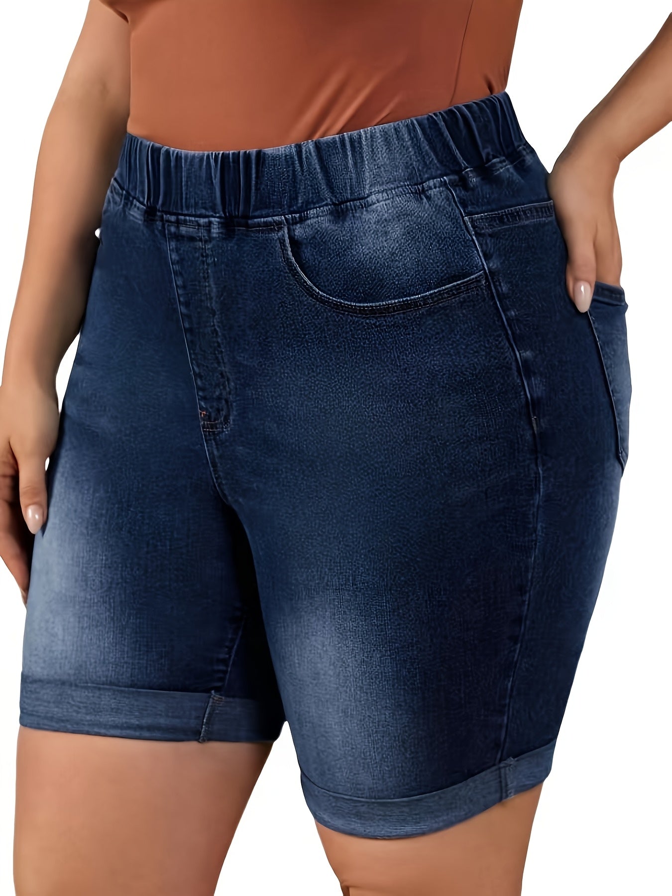 Ayollar uchun kengaytirilgan o'lchamli kengroq denim shortlar, qorong'i ko'k yuvish, o'rta balandlikdagi qovurg'a, burilgan bo'yinli qism