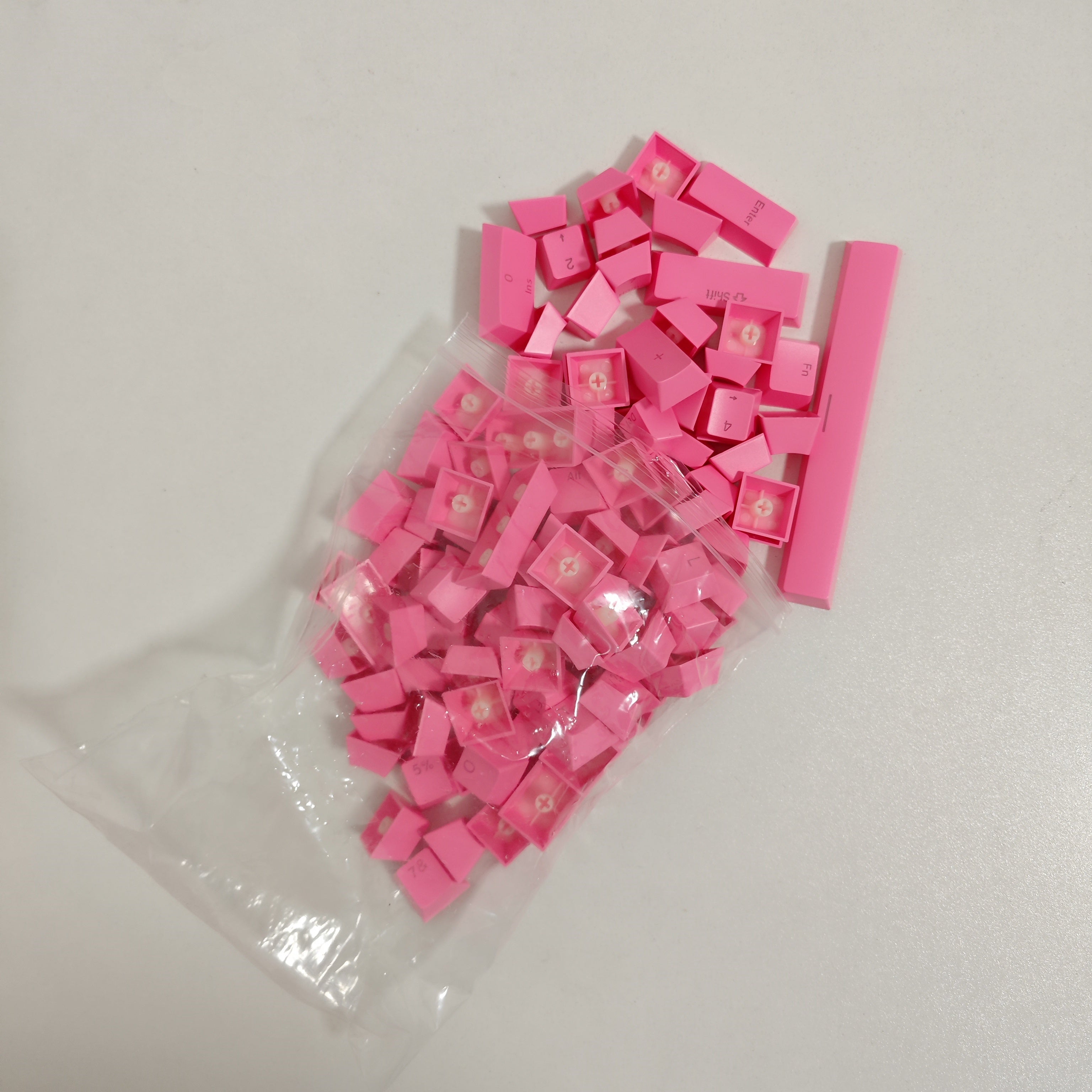 Rang-barang plastik kalitcha o‘rniga qo‘yiladigan, mexanik va o‘yin klaviaturalariga mos keladigan, Rasmga o‘xshash kalitlar bilan mos keladigan