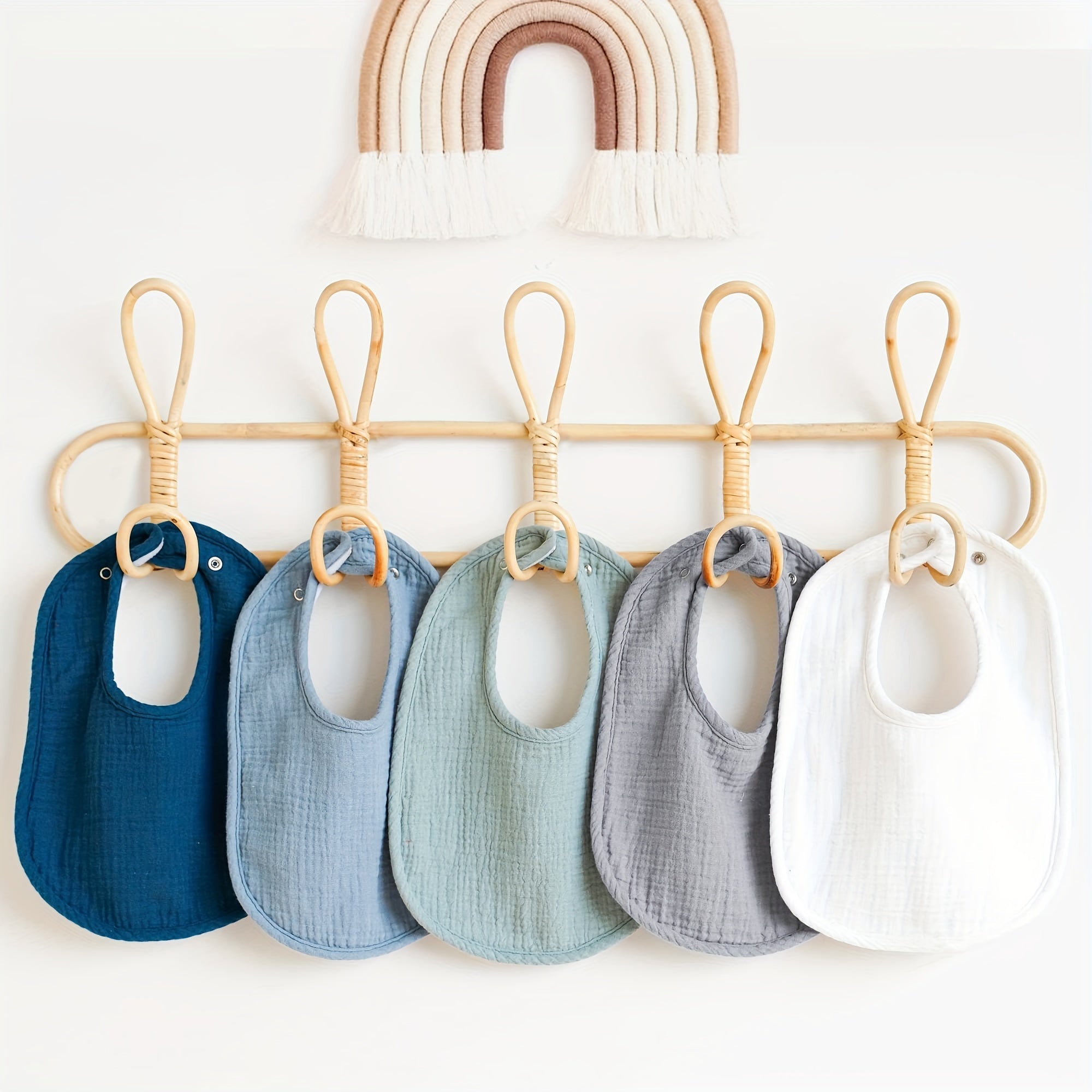 Комплект из 4 унисекс бандана-слюнявчиков с кнопочным застежкой, идеально подходит для прорезывания зубов и слюнотечения, изготовлены из 100% хлопка, регулируемый размер для детей от 0 до 3 лет.