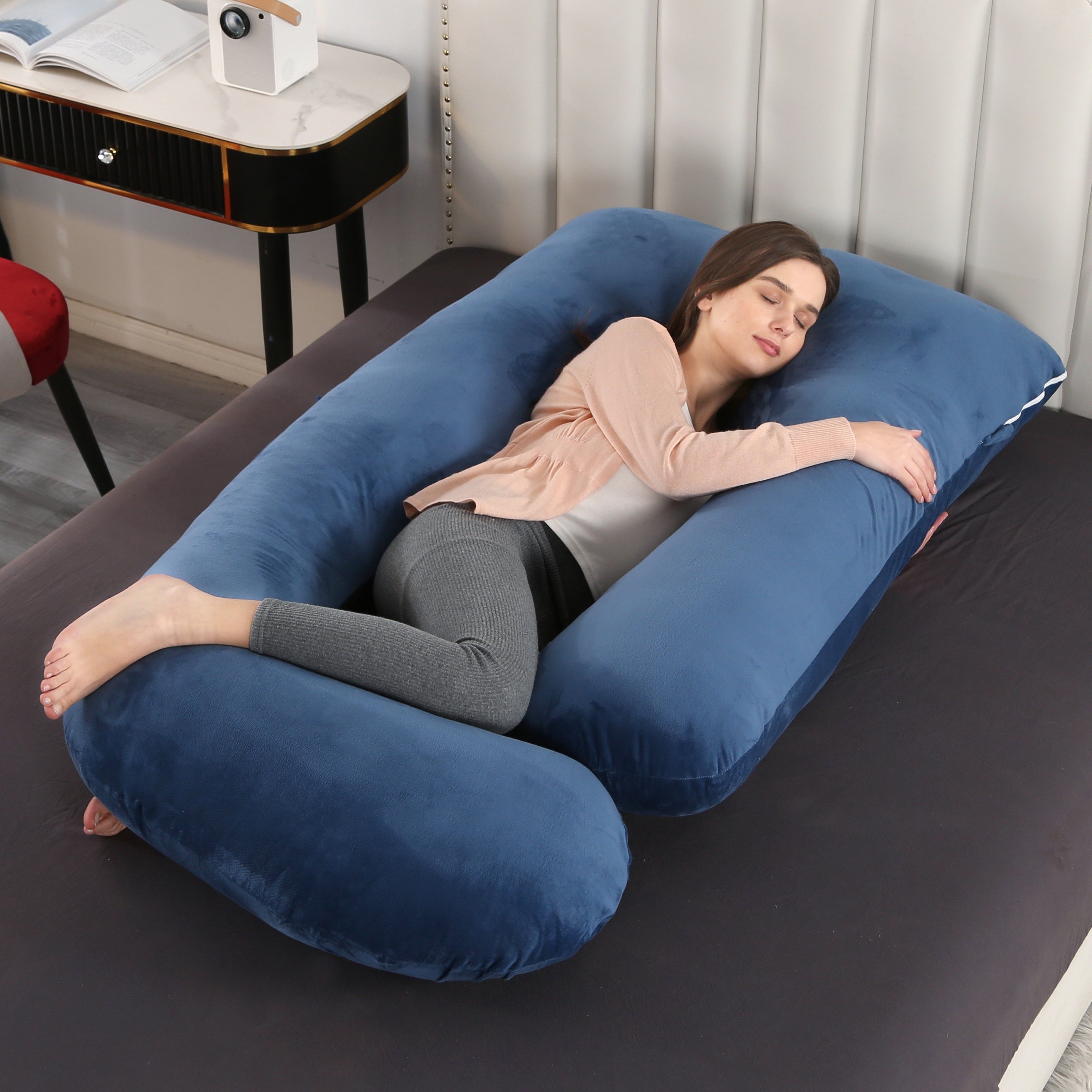 Homiladorlik yostiqi, yonma-yon yotish uchun G-shaklidagi belni qo'llab-quvvatlovchi yostiq, ajratiladigan kristal velur qopqoq bilan, kutayotgan onalar uchun ideal