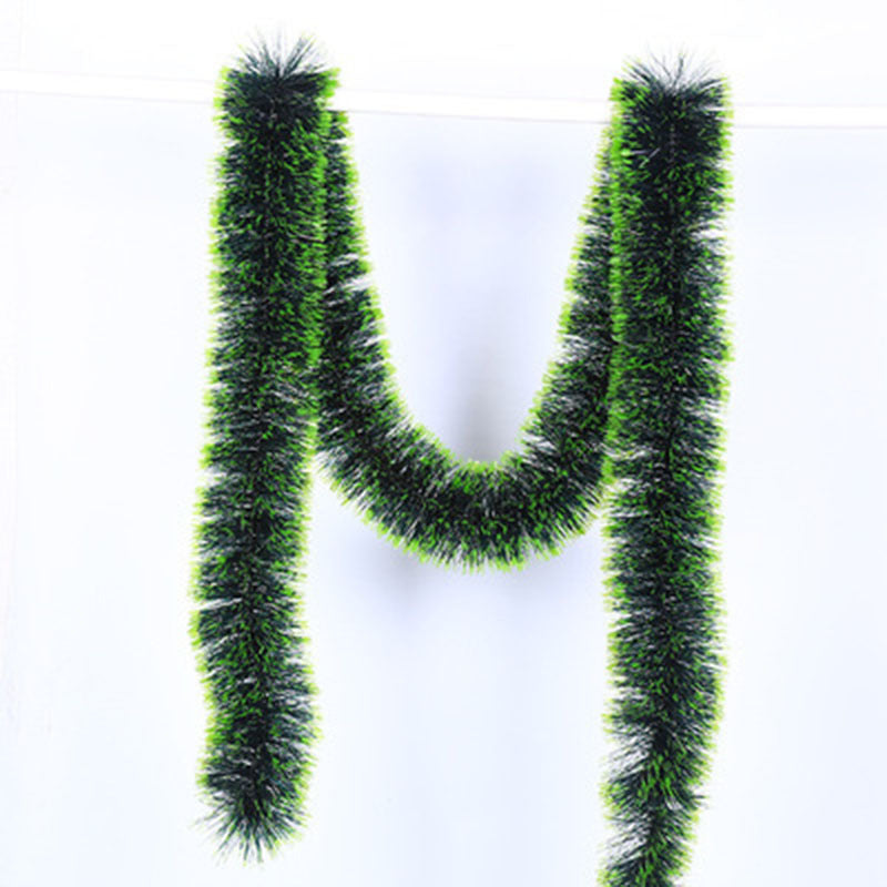 Decoración de ratán de Navidad con borde verde oscuro y blanco con detalles de copo de nieve de 6.56 pies