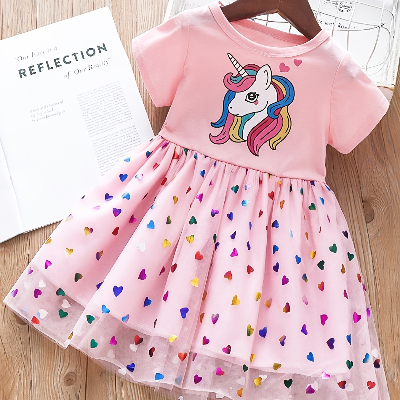 Qizlar uchun yozgi partiyalar uchun paydo bo'lgan sekinlar va tulladan yasalgan unicorn malika ko'ylagi