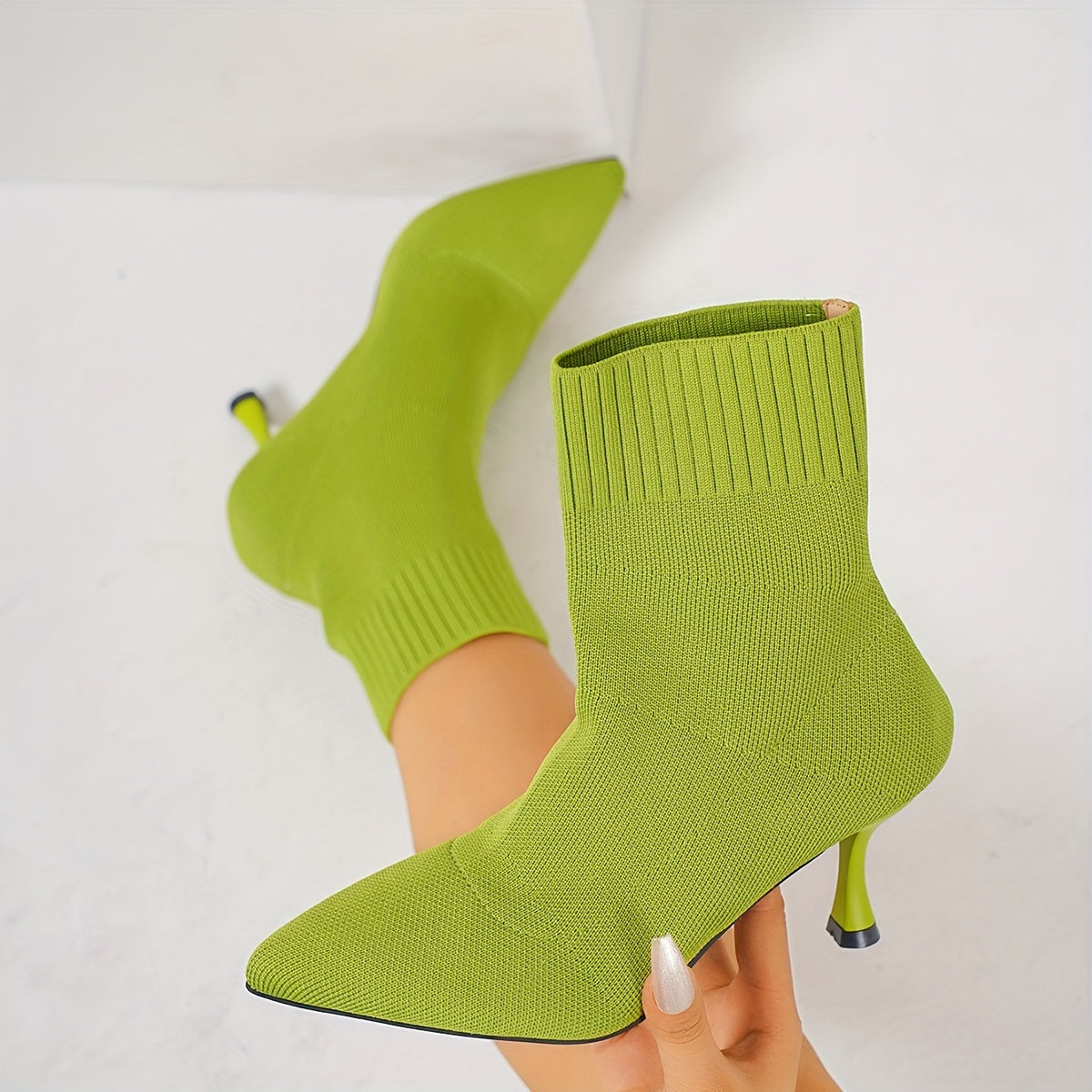 Ayollar uchun uslubiy bir rangli ankle botinkalar, uchburchak burchak va stiletto to'pi bilan. Taizhou'dan qulay yuqori to'piqdagi paypoq botinkalar, yil davomida kiyish uchun mukammal.