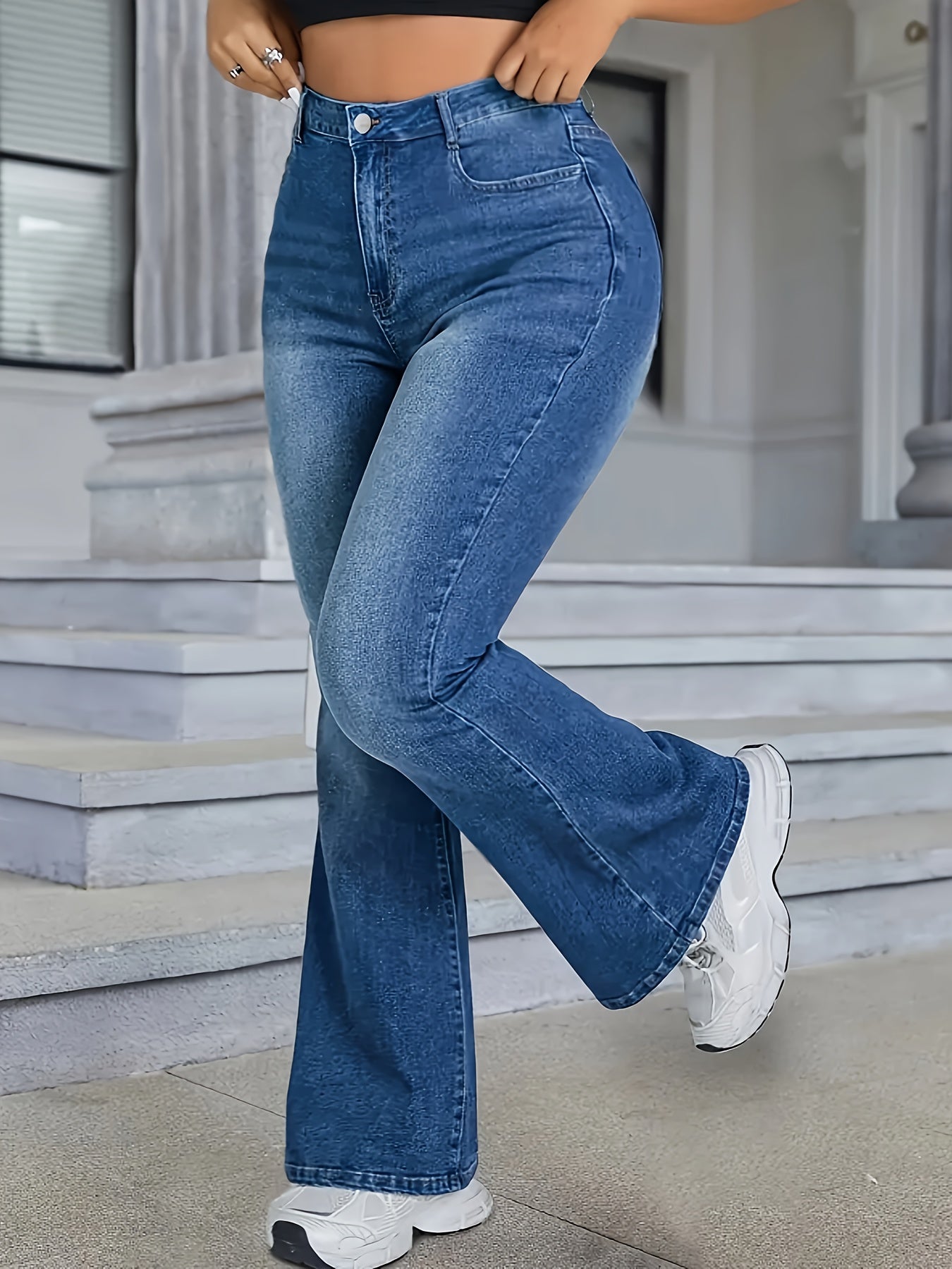 Katta o'lchamdagi ayollar uchun kengaytirilgan jinsi shimlar, bir xil denim rangida, o'rtacha cho'zilish bilan va yuvilgan tugatish bilan. 65% polyester, 20% viskoza, 14% spandeks va 1% spandeksdan tayyorlangan. Har bir mavsum uchun mos, bilan