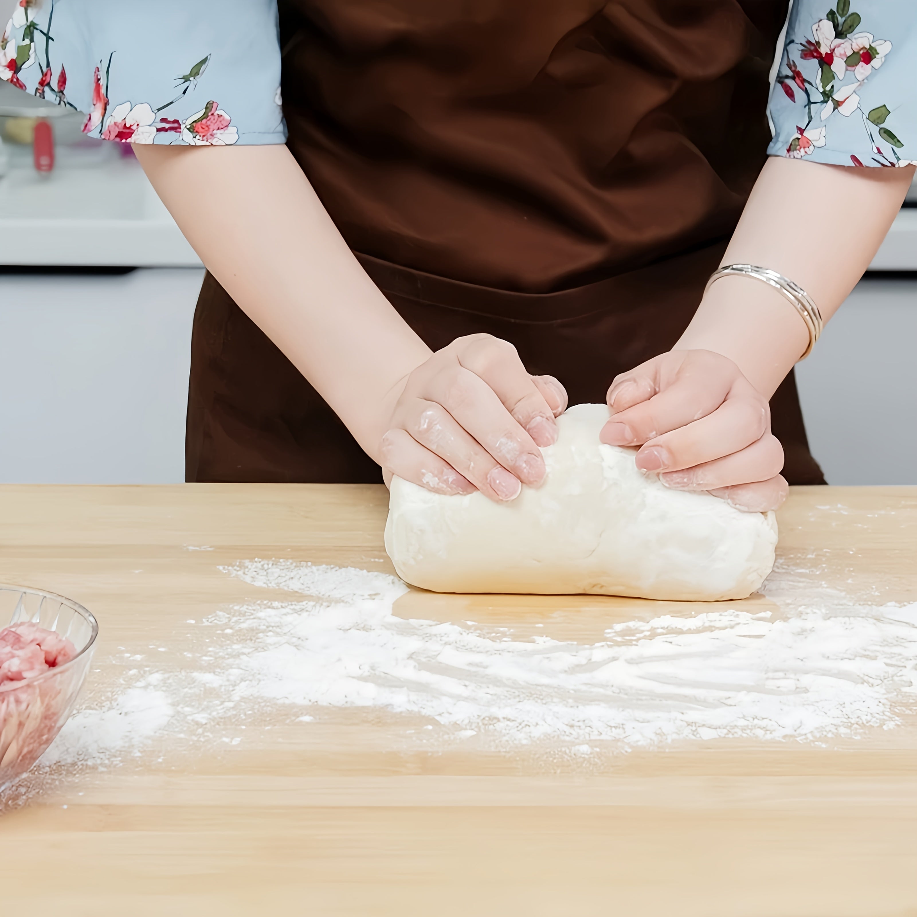 Большая бамбуковая разделочная доска для кухни и использования на улице - идеально подходит для приготовления пищи в любых условиях - универсальная разделочная доска для различных продуктов - отлично подходит для ресторанов, кемпинга и пикников.