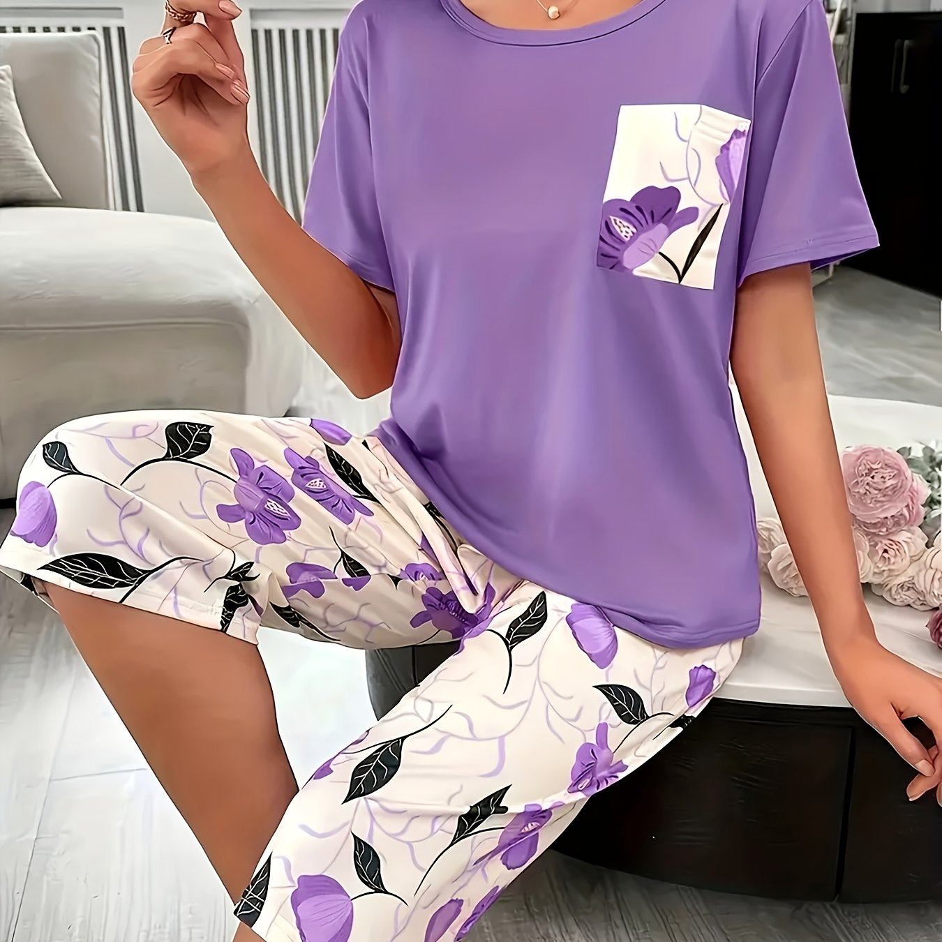 Ayollar uchun piyama to'plami, ochiq ko'k va oq rangli gul bosimli qisqa qo'lli ko'ylak va shortlar, dam olish kiyimi