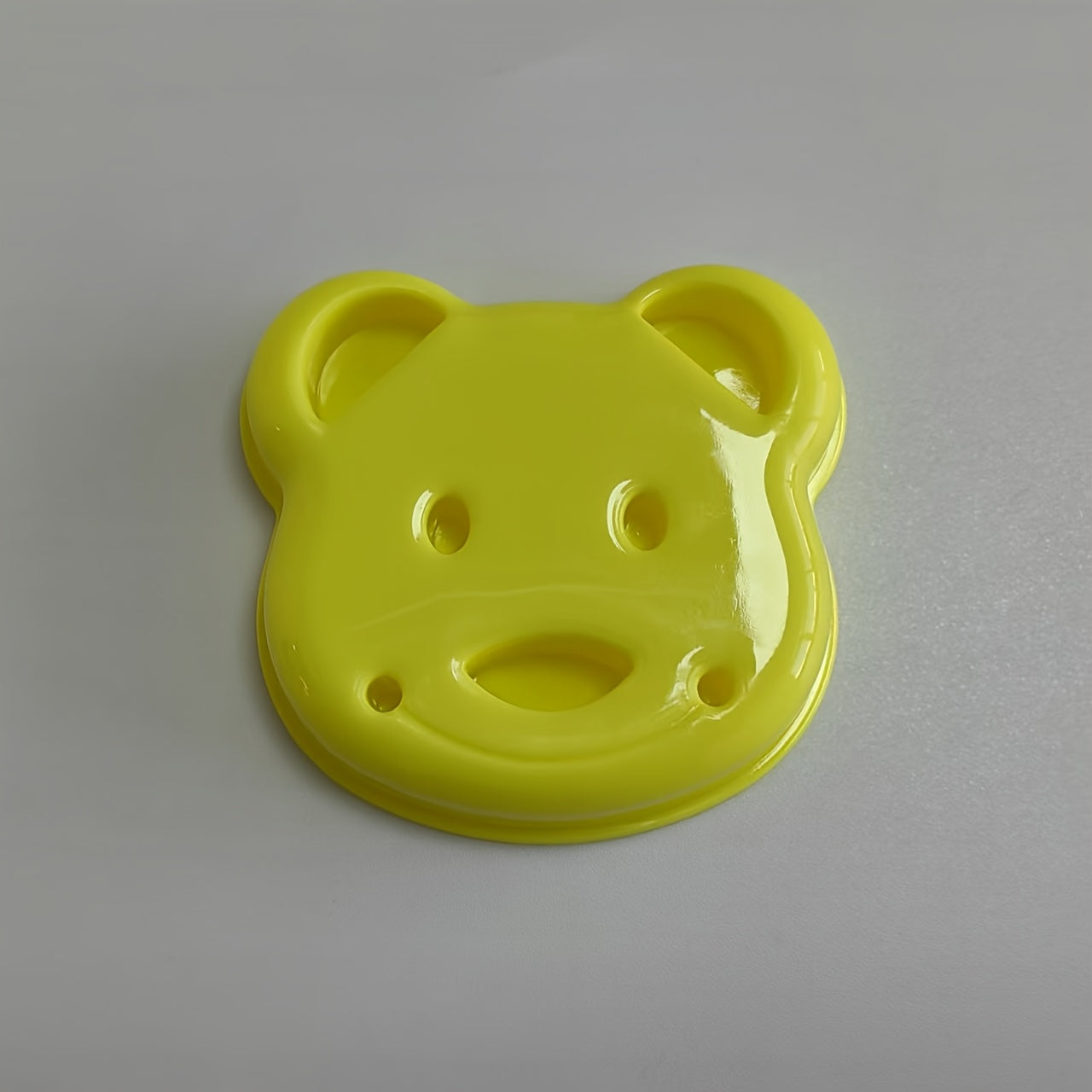 Plastic Bear-Shaped Sandwich Cutter for Creative Snacks and Breakfasts