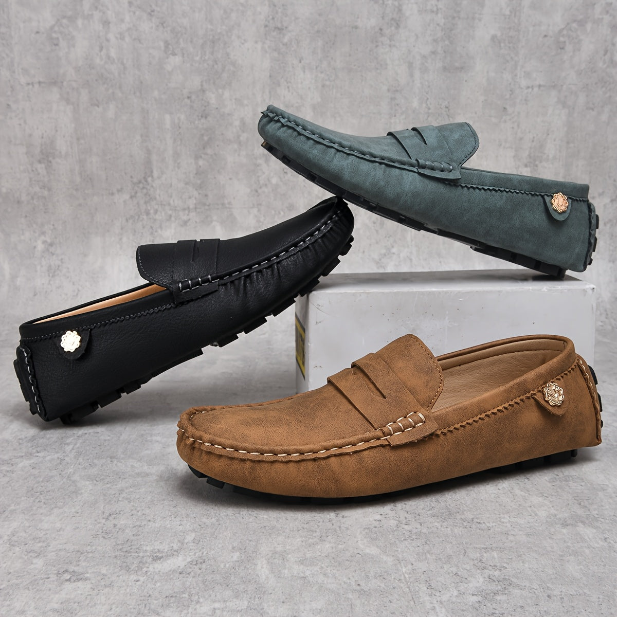 Erkaklar uchun zamonaviy slip-on loafers, barcha mavsumlar uchun mustahkam, sirpanmaydigan kauchuk taglik bilan.