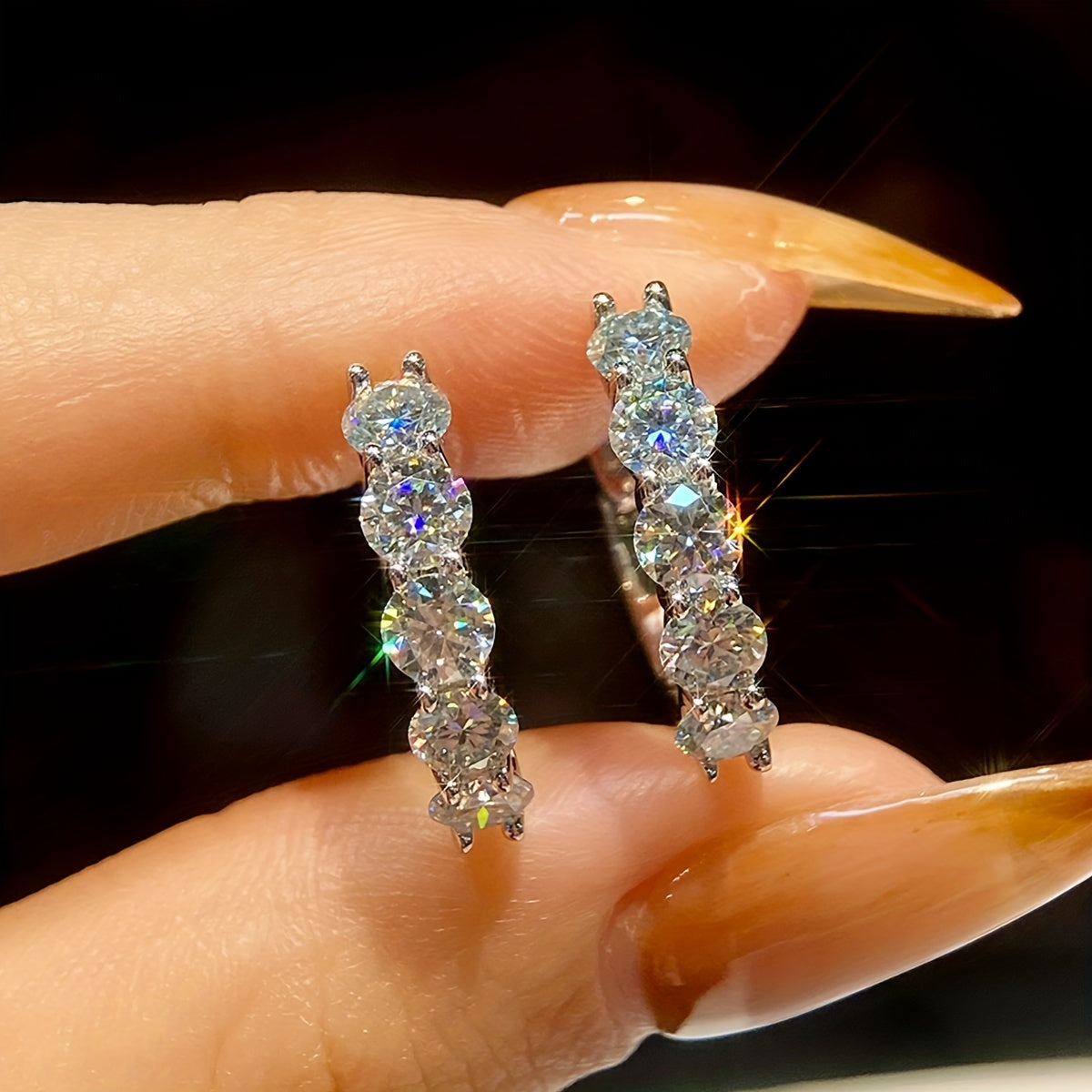 Bu 925 Sterling Silver dan yasalgan 0.3CT Moissanite Hoop Earrings bilan bayonot bering. Taxminan 4.1 gramm og'irlikka ega bo'lgan bu ziraklar har qanday e'tiborni tortadi. 14-fevral, tug'ilgan kunlar yoki uchun mukammal.