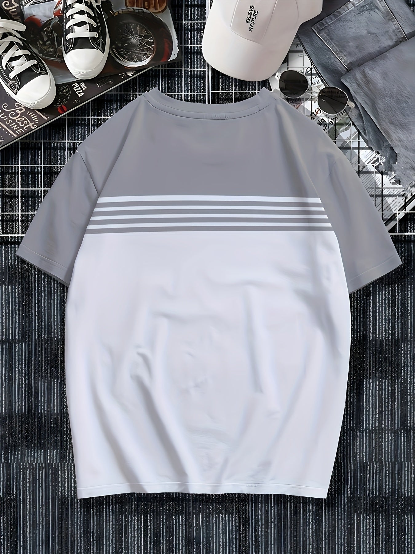 Erkaklar uchun qisqa yengli futbolka, chiziqli geometrik naqsh bilan, yumshoq bo'yin, odatdagi kesim, 100% polyester to'qima matodan tayyorlangan, biroz cho'ziluvchan.