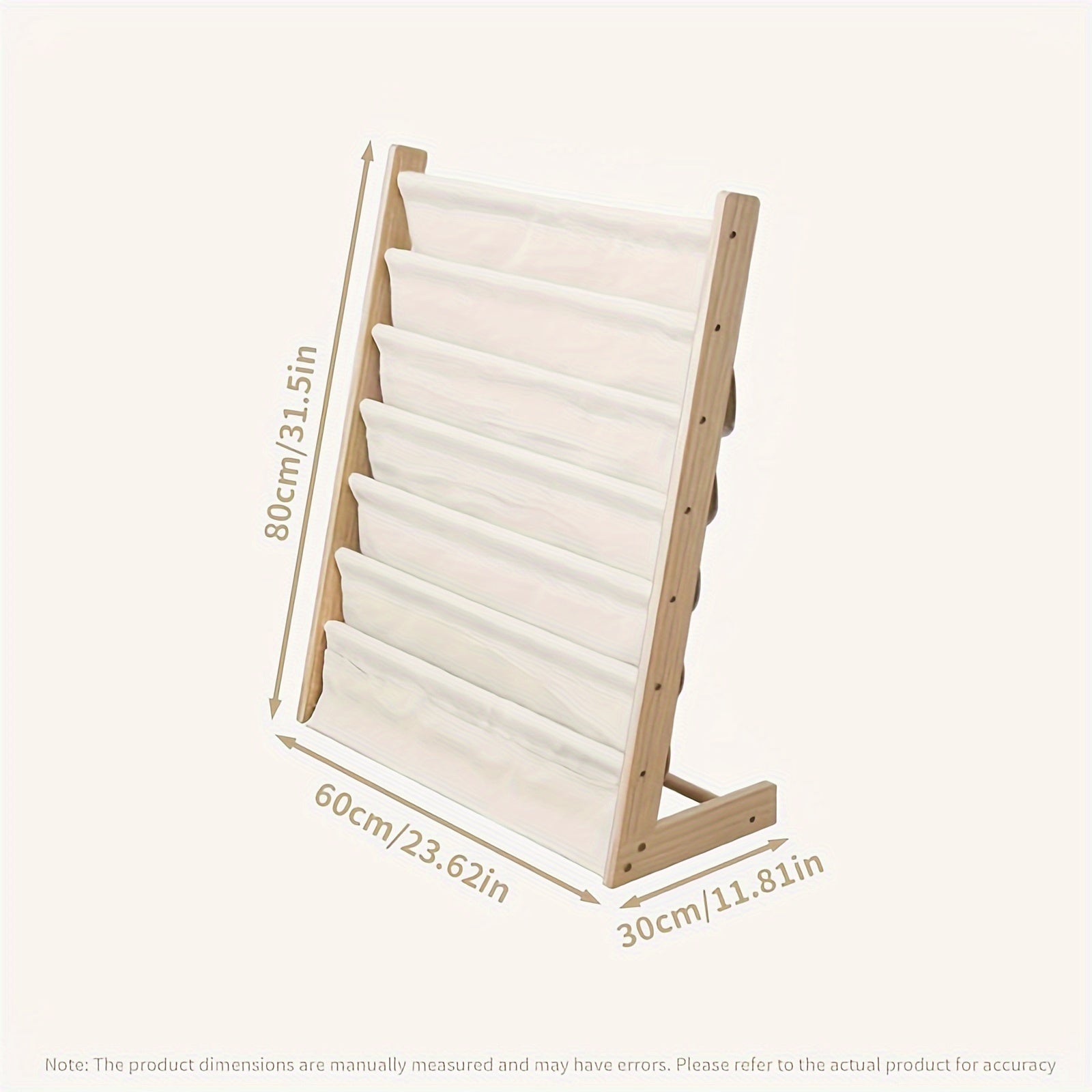 Yumshoq qirralari va mato cho'ntaklari bo'lgan yog'och kitob javoni, vintlar bilan mahkamlangan.