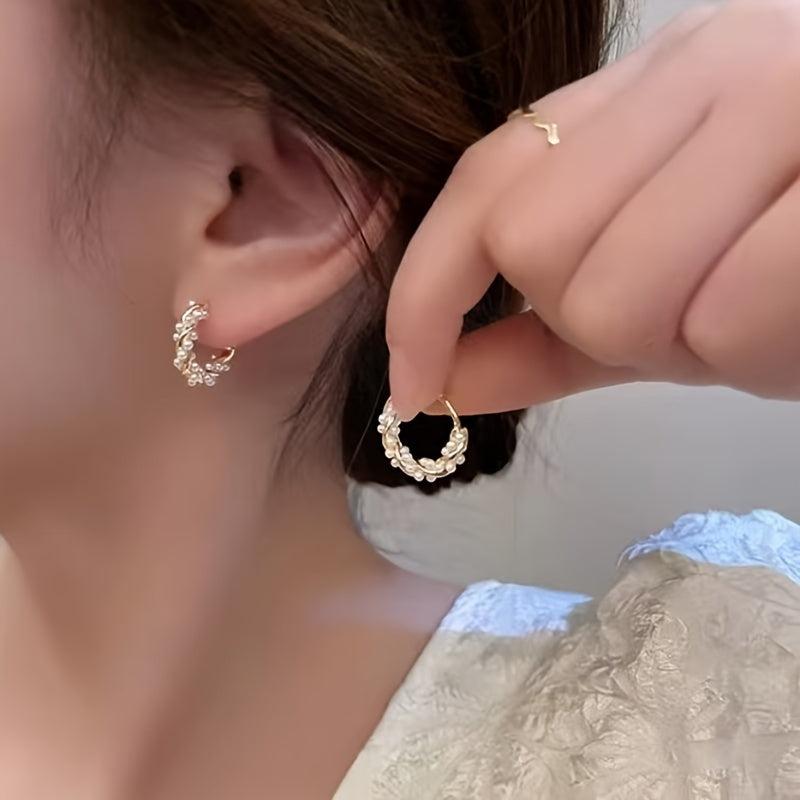 Zarif gullar bilan bezatilgan halqa sirg'alar, sun'iy marvaridlar bilan, nafis va ko'p qirrali, oltin rangli sink qotishmasidan tayyorlangan, zanglamaydigan po'latdan tayyorlangan postlar bilan, kundalik kiyish yoki ta'til uchun mukammal.