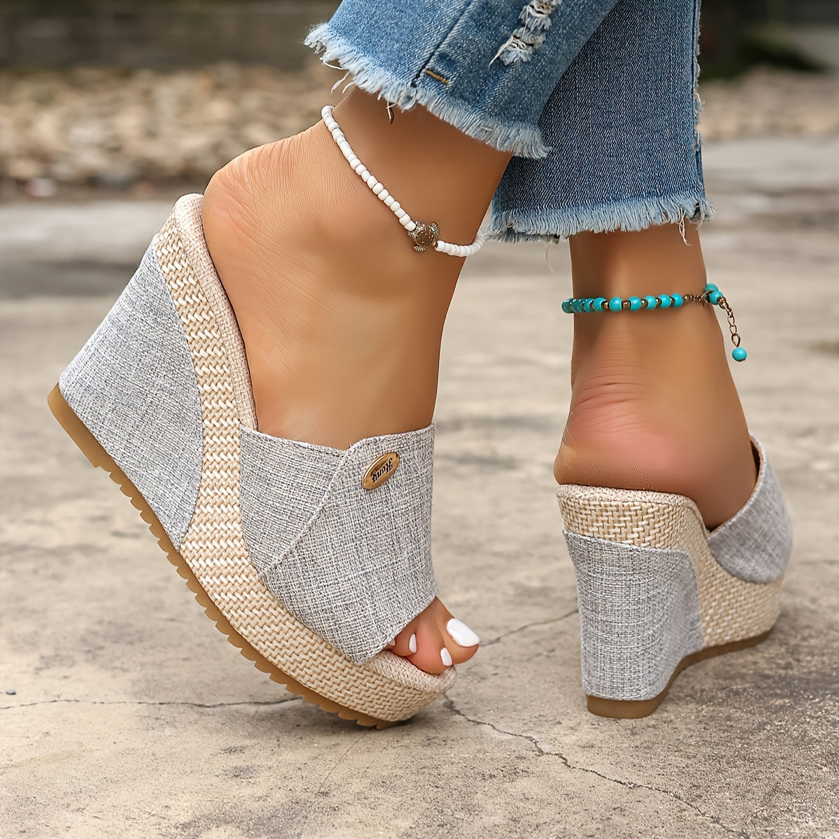 Ayollar uchun mato to'plangan, bir rangli, ochiq barmoq, baland platformali poyabzal. Qoplama kauchuk va sun'iy ichki material. Yozgi moda.