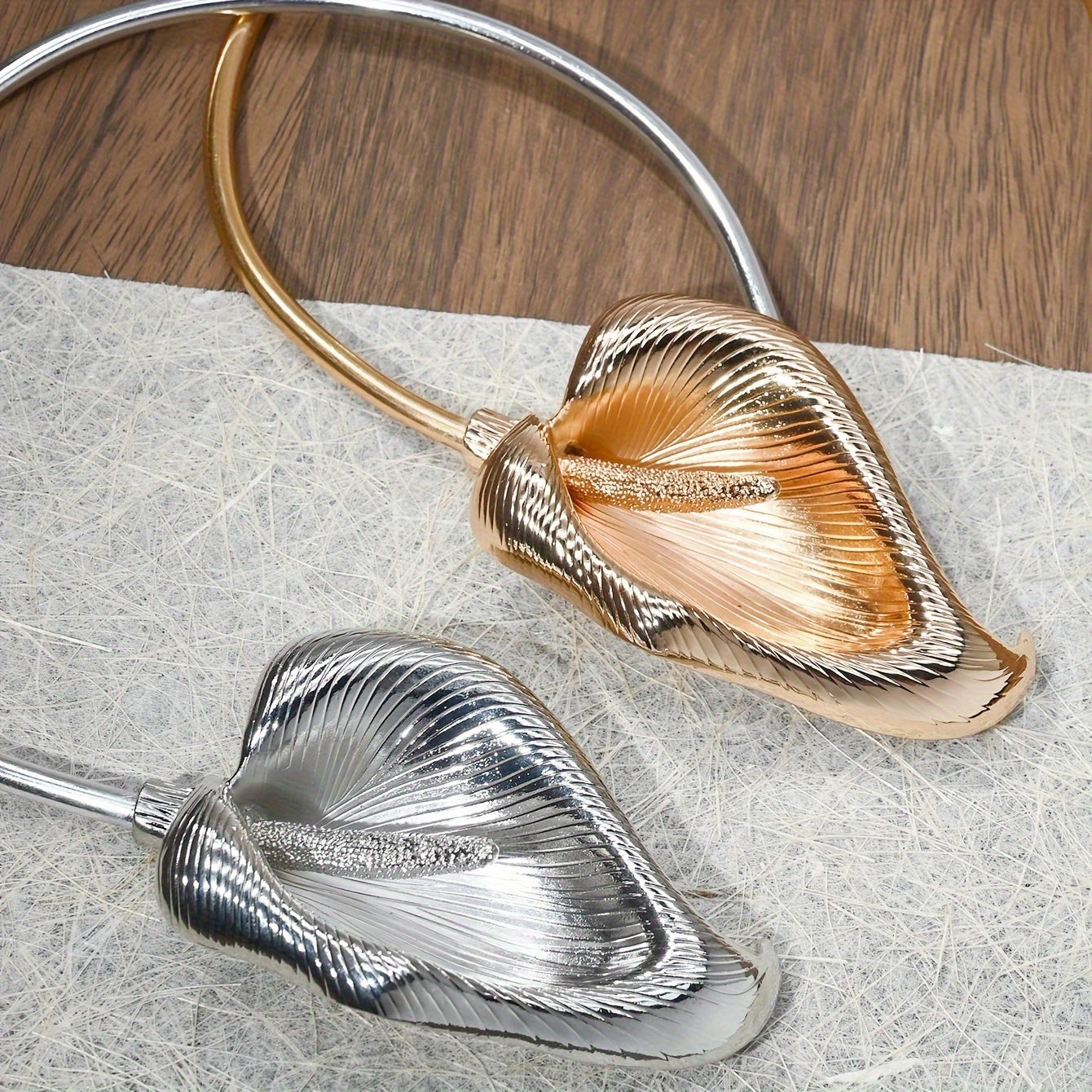 O'ziga xos vintage fransuz marjon, ortiqcha ot poyasi shaklidagi lotus gullari dizayni bilan, banketlar va ziyofatlarga qatnashadigan nafis ayollar uchun mukammal.