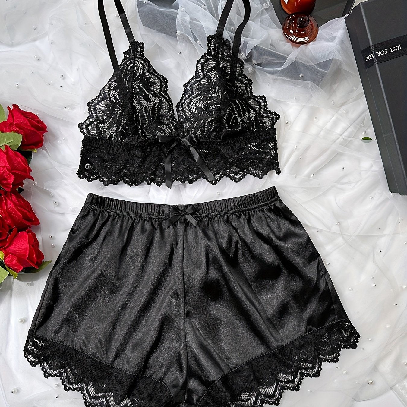 Gul naqshli dantel ichki kiyim to'plami, bog'ichli kamizol, atlas shortilar - ayollar uchun sexy ichki kiyim.