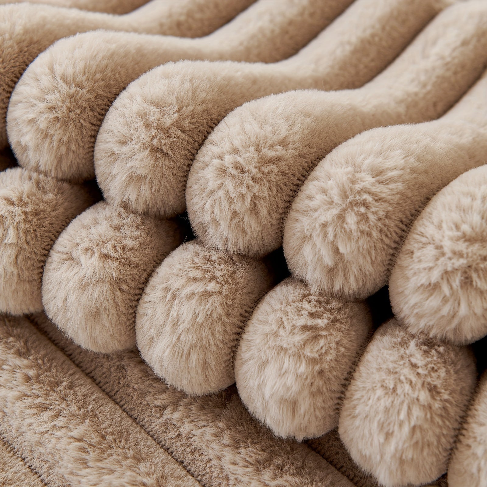 Barcha turdagi divanlar uchun mo'ljallangan, sun'iy quyon junidan tayyorlangan zamonaviy plush divan qoplamasi, mushuk va it egalari uchun iliqlik va himoya ta'minlaydi.