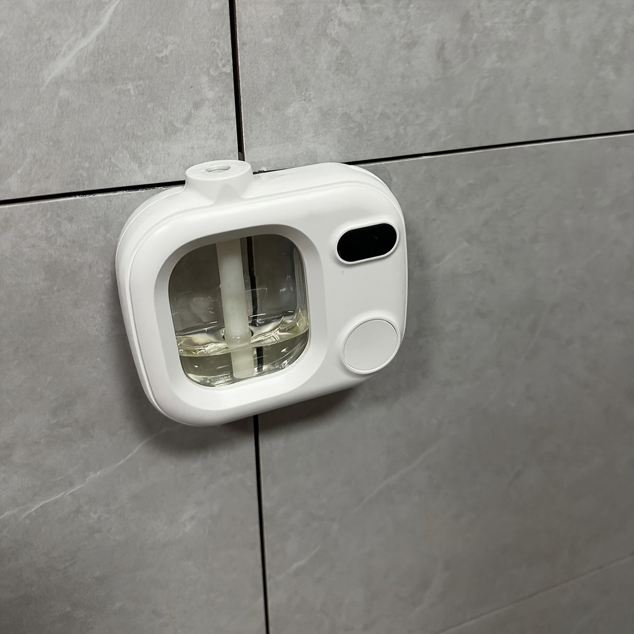 USB zaryadlash bilan quvvatlanadigan devorga o'rnatiladigan aromaterapiya difuzori, 500mAh batareya, uzoq muddatli hid, hid shishasi kiritilmagan va ≤36V ishlash voltaji.