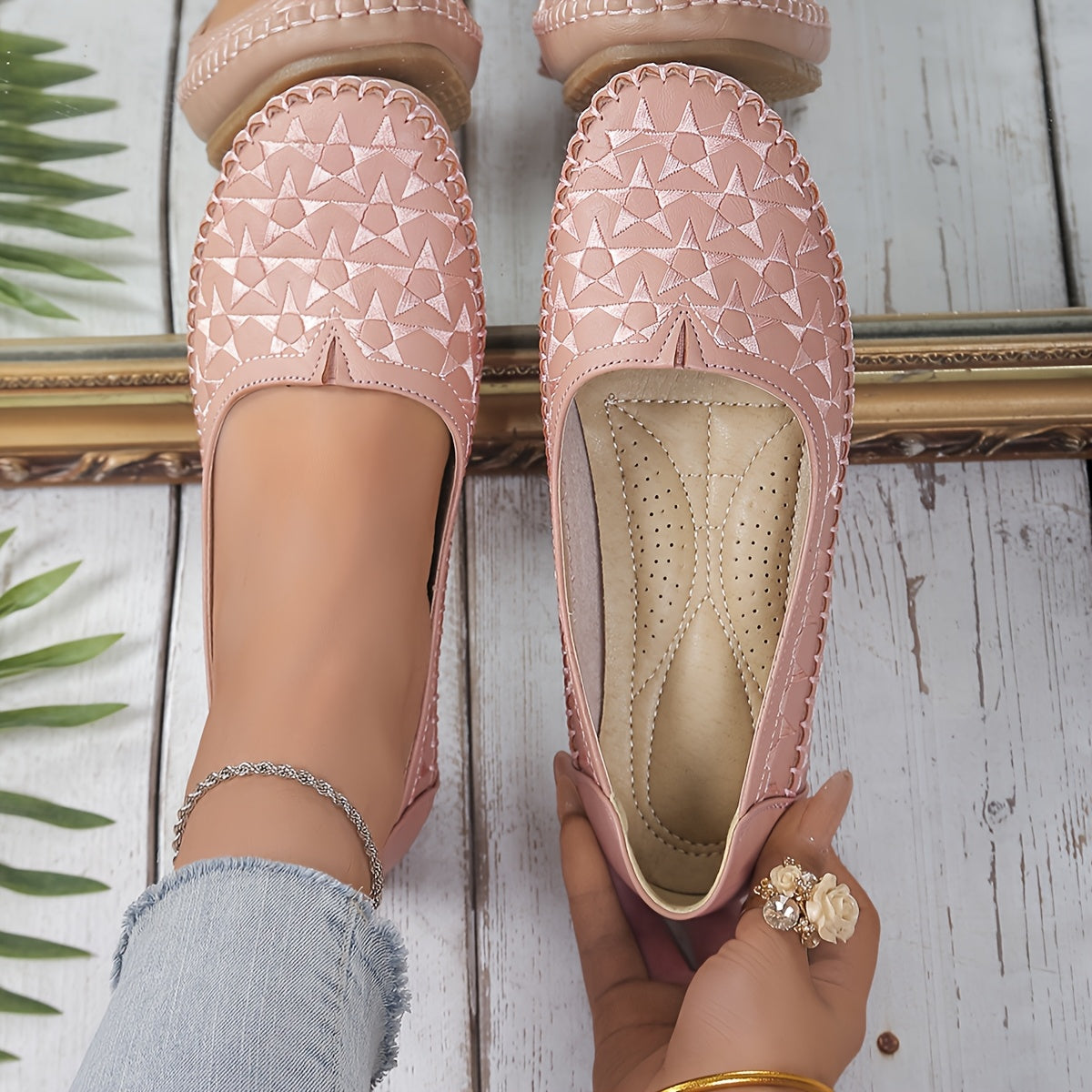 Zapatos planos de cuero sintético para mujer con corazones y diseños en relieve de cocodrilo en negro, beige y blanco