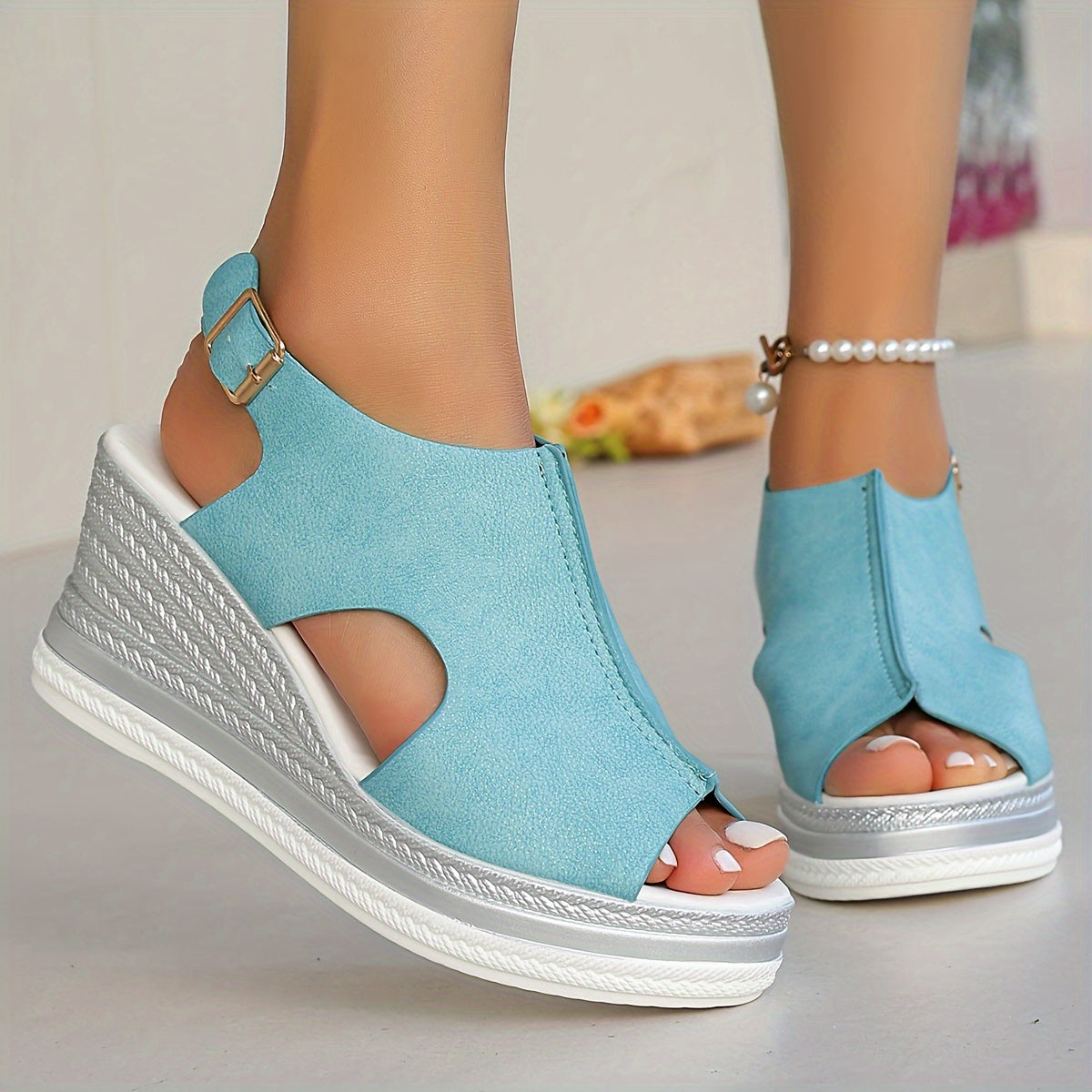 Новые сандалии с толстой подошвой и wedge-каблуком в виде рыбьего рта.