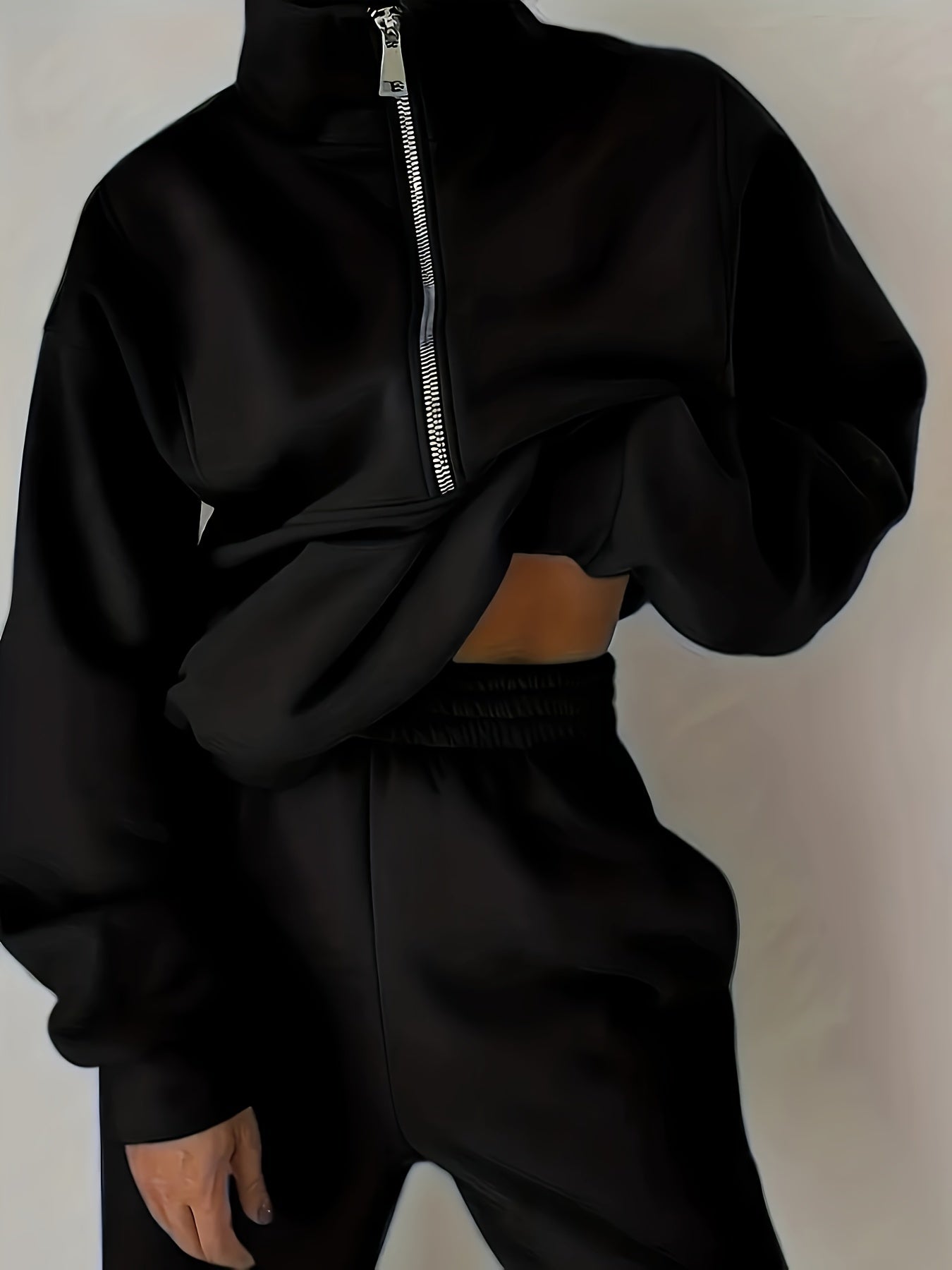 Ayollar uchun zip oldi sviter va elastik belli shimlardan iborat mustahkam ikki qismli to'plam.