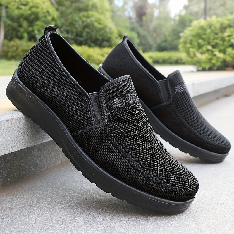 Erkaklar uchun qora rangdagi nafas oladigan, kiyish oson yurish poyabzallari, ochiq havoda faoliyatlar va har kuni qulaylik uchun mukammal.