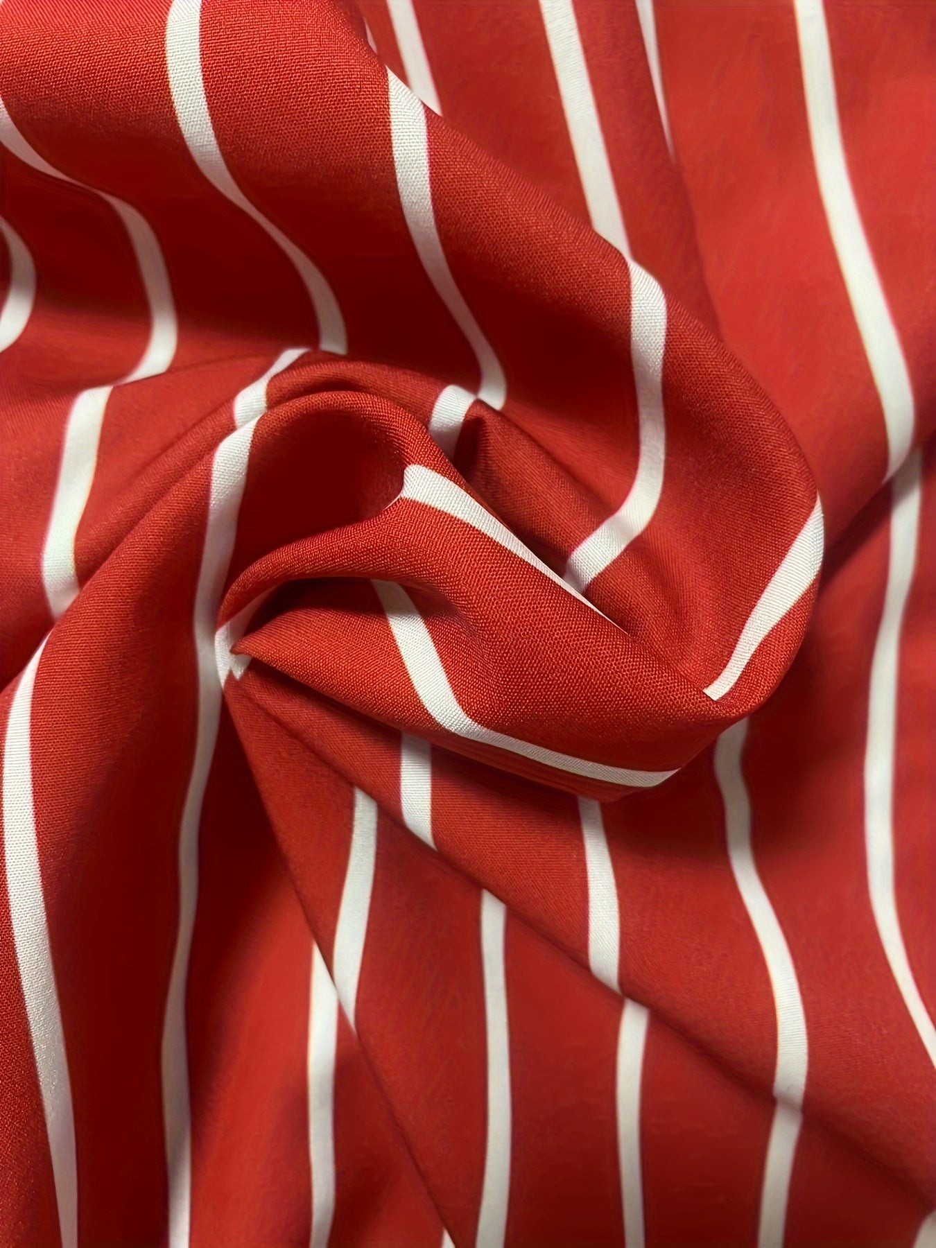 Chiziqli printli katta o'lchamdagi erkaklar ko'ylagi turli holatlar uchun mos keladi